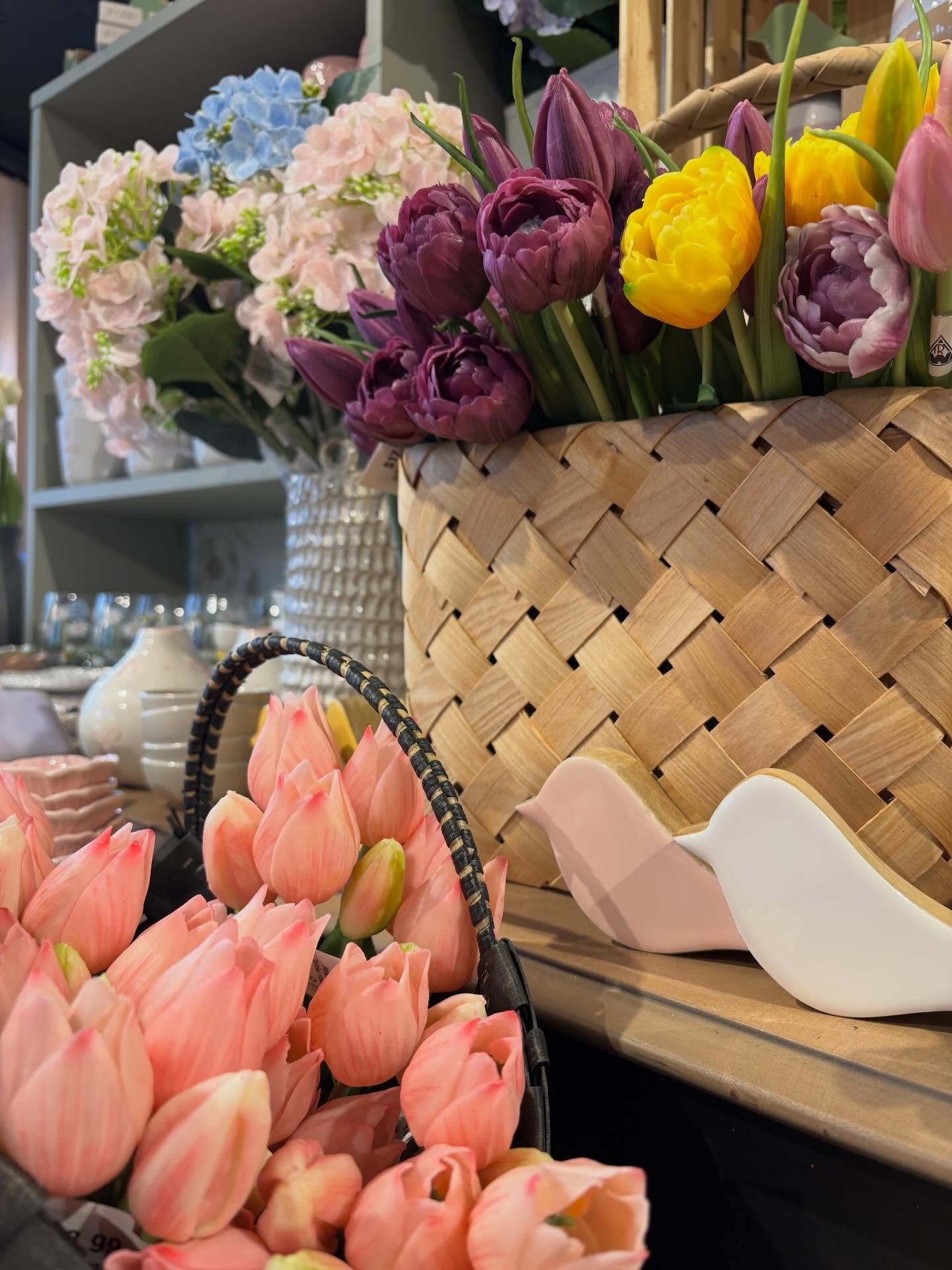 Hold the rain… the blooms are already stealing the show 🌸
#mayflowers #fauxflowers #homedecor #homedecorating