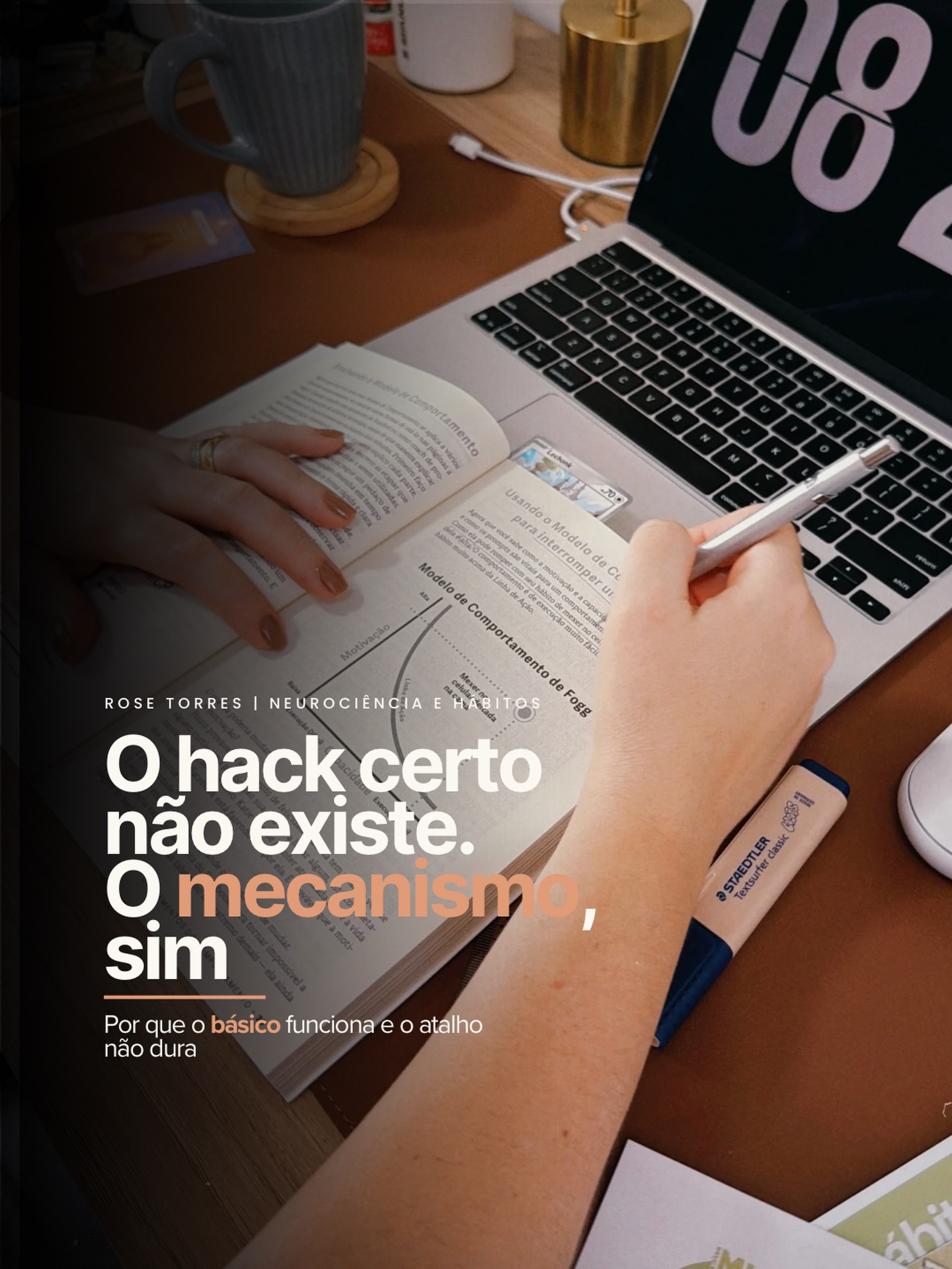 Você já tentou o método Pomodoro, o journaling matinal, a lista de três tarefas, o modo avião das 8h às 10h e aquela técnica de respiração que alguém postou no domingo.
E algumas até funcionaram… Por duas semanas.
E sabe por quê? Qualquer estratégia nova ativa dopamina justamente pela novidade, seu cérebro responde bem no início não porque o método é certo, mas porque é diferente.
Mas quando a novidade passa, a motivação vai junto. E você vai procurar o próximo hack 😮💨
O problema não é que você escolheu o hack errado, é que hack pressupõe atalho, e o cérebro não opera por atalho. Ele opera por repetição, contexto e custo energético baixo.
O que a neurociência mostra é que comportamentos que duram são aqueles que o cérebro aprende a executar com menos esforço ao longo do tempo, e isso não acontece por método. Acontece por exposição repetida em contexto estável.
Repetição no mesmo contexto é o que faz o cérebro transferir um comportamento do esforço para o automático e aí ele dura.
Em outras palavras, o básico funciona porque o cérebro foi feito para automatizar o que se repete. Por isso, não troque o básico bem feito pela novidade.
Me conta: você consegue identificar esse ciclo em alguma coisa que faz? 👇