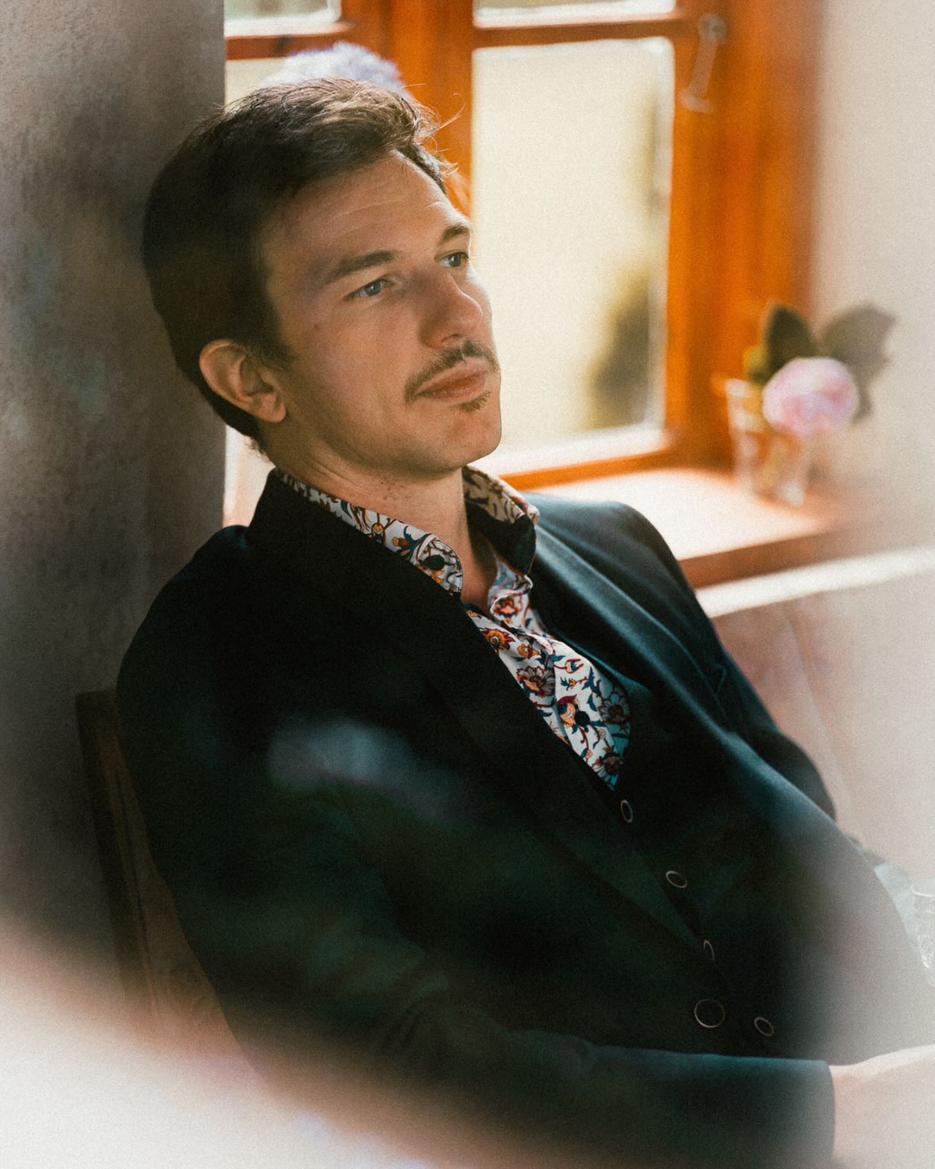 Jonathan Boudevin wurde 1987 in Frankreich geboren und studierte zuerst Musikwissenschaft, nachdem er einen ersten Kontakt zu den verschiedensten Musikfeldern durch das Spielen des Schlagzeugs bekam.
Ein Erasmusjahr in Deutschland offenbarte ihm die Welt des Gesangs und er absolvierte dann ein zweites Studium als lyrischer Sänger, was ihn auf zahlreiche Theater- und Konzertbühnen brachte.
Er arbeitet nun als freischaffender Sänger, Komponist und Multiinstrumentalist und kombiniert gerne diese Tätigkeiten.
📍 SONUS FEMINÆ präsentiert “Searching for Judith Shakespeare“ mit Jonathan Boudevin am 9. und 10. Mai in der @st.elisabeth.villaelisabeth — Tickets via Biolink
📷 © Matthias Baus
@jonathanboudevin @st.elisabeth.villaelisabeth @miakoklein
#sonusfeminae #jonathanboudevin #komponistinnen #femalecomposers #womeninearlymusic
