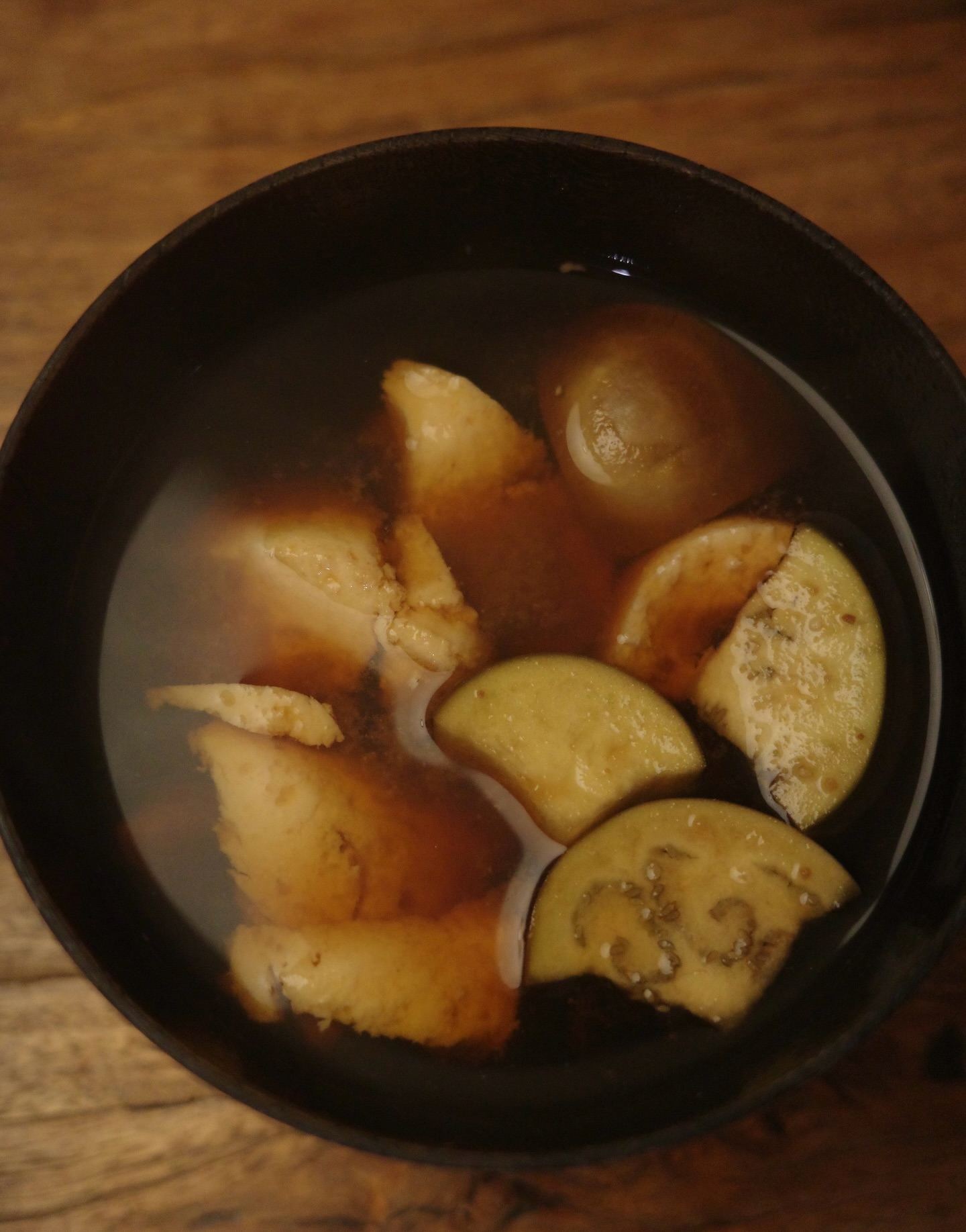 “Eggplant and tofu miso soup"
Our last eggplant from the garden.
It was small, but it melted in your mouth.
#kaokaomiso
#misosoup