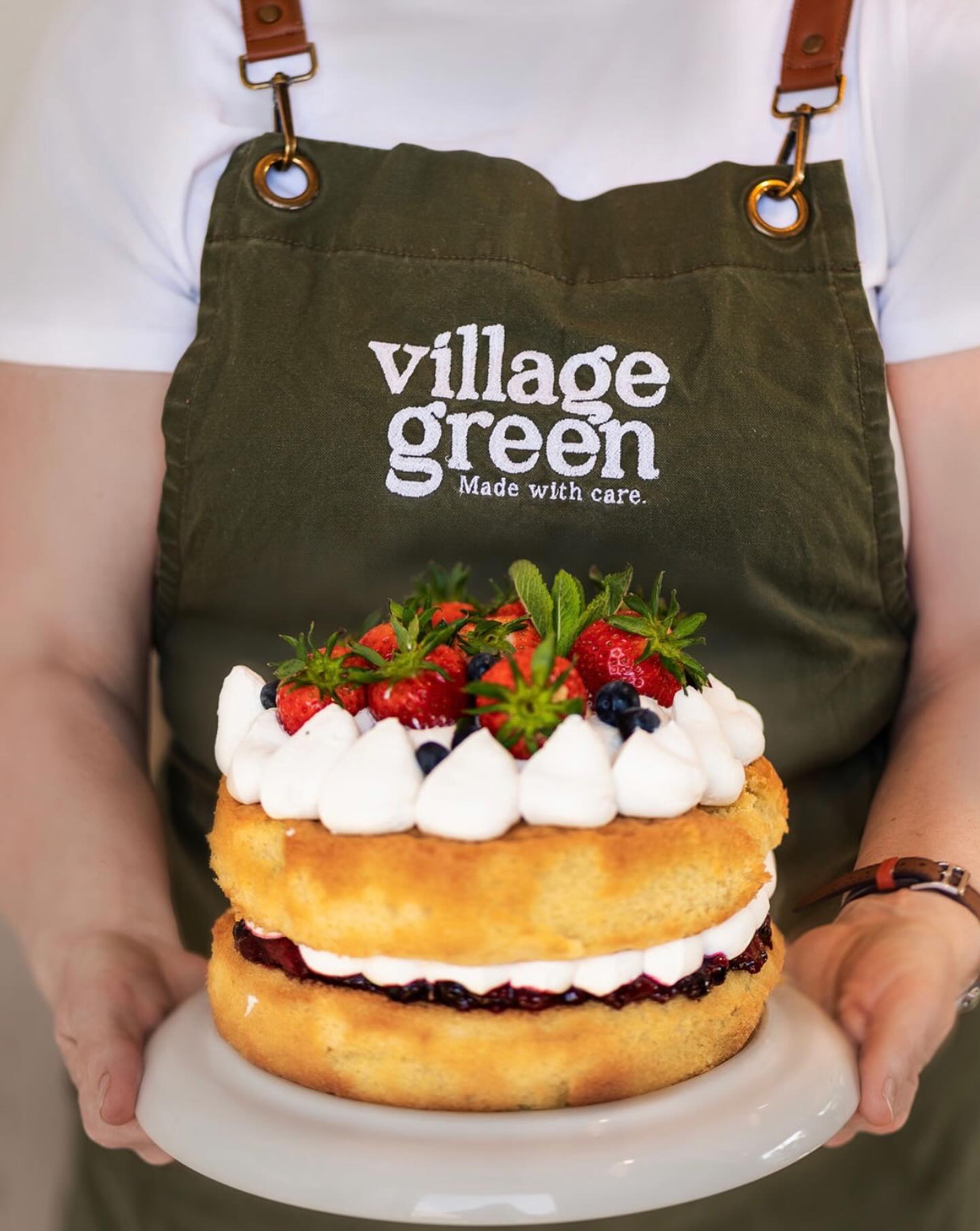 In the counter today a delicious and classic Vicky sponge filled with homemade jam and Chantilly cream. Simple and delicious.
Photo credit @helenrowanphotography
#classicbakes #cafekitchen #bakedhere #visitpeakdistrict #springineyam