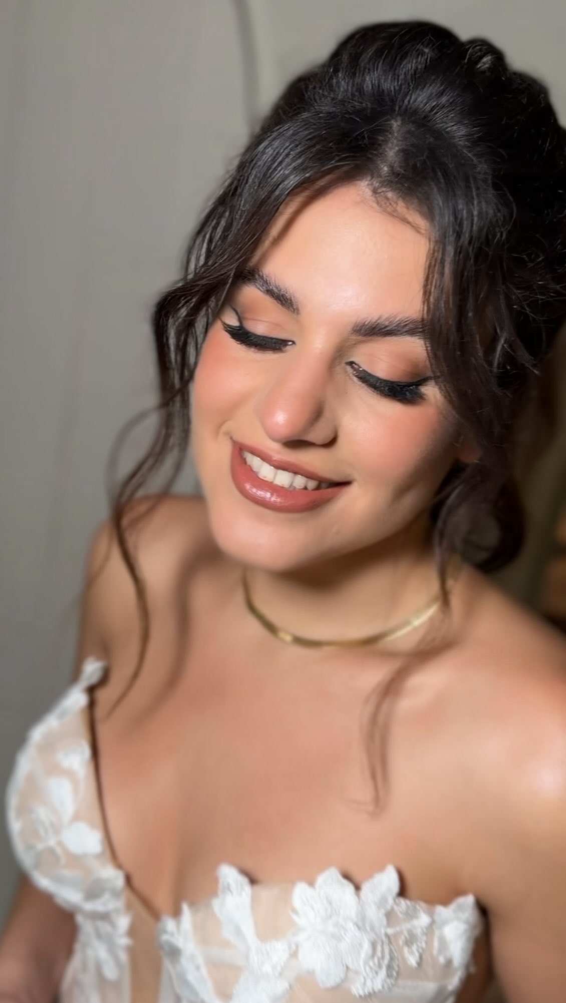 Soft glam makeup + messy texture ✨
The kind of bridal look that feels elevated, timeless and still completely you 🤍
Loose movement, soft definition and makeup that enhances without overpowering — my favorite combination for a modern bridal look
Bride: absolutely glowing ✨
#BridalHair #BridalMakeup #SoftGlam #SoftGlamMakeup BrideToBe WeddingHair WeddingMakeup BridalBeauty DestinationBride BridalGlam MessyUpdo ModernBride LuxuryBride BeachWeddingHair RomanticBride GlamBride WeddingInspo HairAndMakeupArtist BridalHairstylist DestinationWedding BrideInspiration ElegantBride BridalLook SoftWaves BridalStyle WeddingBeauty MakeupArtist BridalHairInspo EffortlessBeauty BridalReel