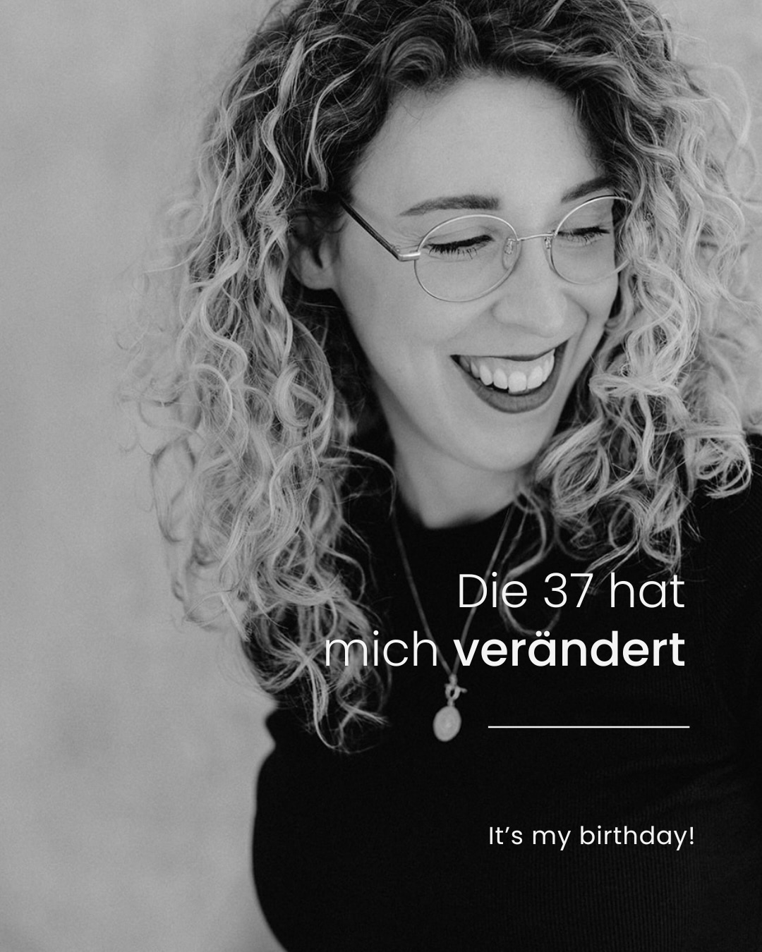 Yes, it’s my birthday 🚀
Heute werde ich 38 und irgendwie fühlt sich diese Zahl anders an als die Jahre davor. Dabei ist es ja nicht mal eine dieser „großen“ besonderen Zahlen. Und trotzdem habe ich das Gefühl, dass ich mir selbst in diesem letzten Jahr nochmal ganz anders begegnet bin ☺️
Ich habe sooo viel gelernt. Über meine Arbeit, über mich und über die Art, wie ich eigentlich leben und arbeiten möchte. Es hat sich unglaublich viel verändert. Nicht nur im Business, sondern auch in meinem Alltag und meinem Denken 🥰
Ich habe angefangen, mir Strukturen aufzubauen, die mir wirklich guttun. Dinge klarer zu sehen und somit Entscheidungen besser und bewusster zu treffen. Dadurch ist vieles leichter geworden. Es ist natürlich immer noch ein Prozess und ich bin ganz sicher noch nicht am Ende angekommen. Aber wenn ich zurückblicke, ist es echt verrückt, was sich in einem Jahr alles verändern kann.
Und irgendwann kam auch etwas zurück, das ich lange eher im Außen gesucht habe: Vertrauen in mich selbst. Und mit diesem Vertrauen kam plötzlich eine Ruhe und Energie, die ich so vorher gar nicht kannte.
Ich war schon immer stolz auf das, was ich geschafft habe. Aber heute fühlt es sich nochmal anders an. Stabiler, klarer und irgendwie noch mehr nach mir 🥰
Danke an alle, die mich hier begleiten. Für jedes liebe Wort, jede Buchung, jede Unterstützung und jedes Mitfreuen 🤍
Auf die 38 ✨