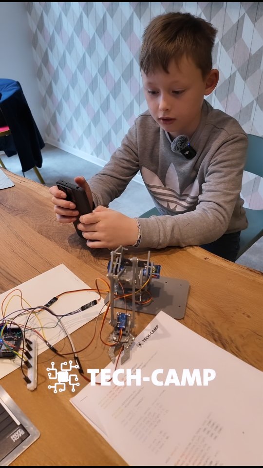 Vom Aufbau zur Fernsteuerung 🤖
Ein Jugendlicher hat den Roboterarm komplett gebaut, automatisiert und über eine Online-Datenbank vernetzt. Das System ist mit dem WLAN verbunden und kann jetzt ferngesteuert werden. Befehle werden online übertragen und direkt am Roboter ausgeführt.
Hier entsteht die Systemintegration. Mechanik, Elektronik, Programmierung und Cloud greifen ineinander. Vom Aufbau über die Automatisierung bis zur Fernsteuerung in Echtzeit. Jeder Schritt wurde selbst entwickelt, getestet und optimiert.
Einblick in IoT, Robotik und Softwareentwicklung und echte Berufsorientierung durch praxisnahe Entwicklung.
Von der Idee zur vernetzten Anwendung. Genau so entsteht Innovation.
#Robotik #IoT #Softskills #MINT #EmbeddedSystems
