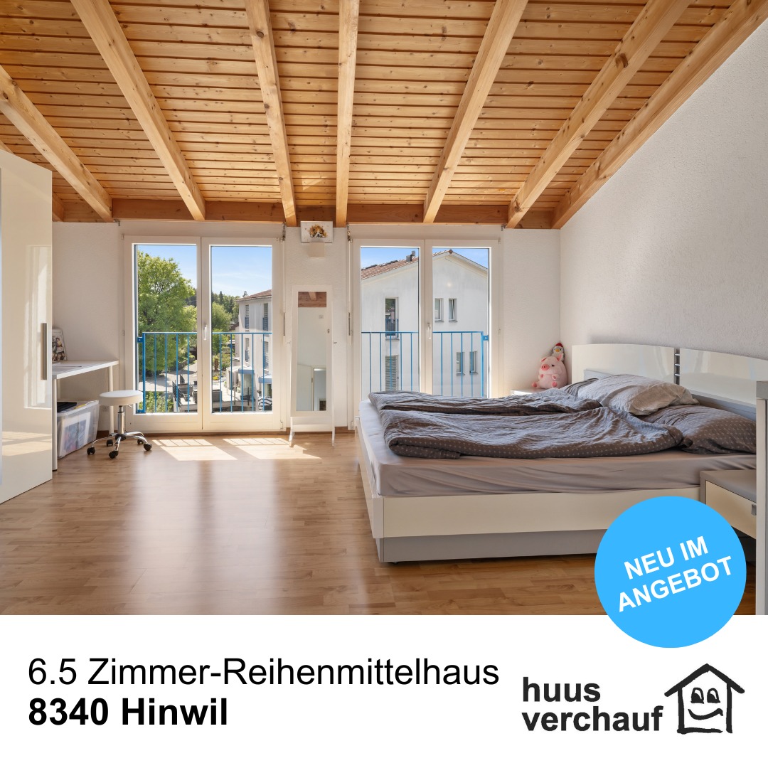 Grosszügiges 6.5-Zimmer-Reihenmittelhaus in Hinwil – ideal für Familien mit Anspruch an Raum und Flexibilität
Sie suchen ein Zuhause, das Wohnen, Arbeiten und Rückzug perfekt vereint? Dieses gepflegte Reihenmittelhaus bietet mit 6.5 Zimmern vielseitige Nutzungsmöglichkeiten – ob für Familien, Homeoffice oder generationenübergreifendes Wohnen.
Helle Räume mit bodentiefen Fenstern, ein einladender Wohnbereich mit direktem Zugang zum gedeckten Sitzplatz und Garten sowie ein ausgebautes Dachgeschoss mit sichtbarem Dachstuhl schaffen ein Wohngefühl mit Qualität und Charakter.
Zusätzlicher Mehrwert: direkte Garage mit Hauszugang, Aussenparkplatz, grosszügige Nebenflächen und ein insgesamt sehr gepflegter Zustand – eine seltene Kombination zu einem überzeugenden Preis-Leistungs-Verhältnis.
Interessiert? Gerne stellen wir Ihnen diese Liegenschaft persönlich vor.
#huusverchauf #hinwil #toppreisleistung #zürcheroberland #reihenmittelhaus #vielplatz