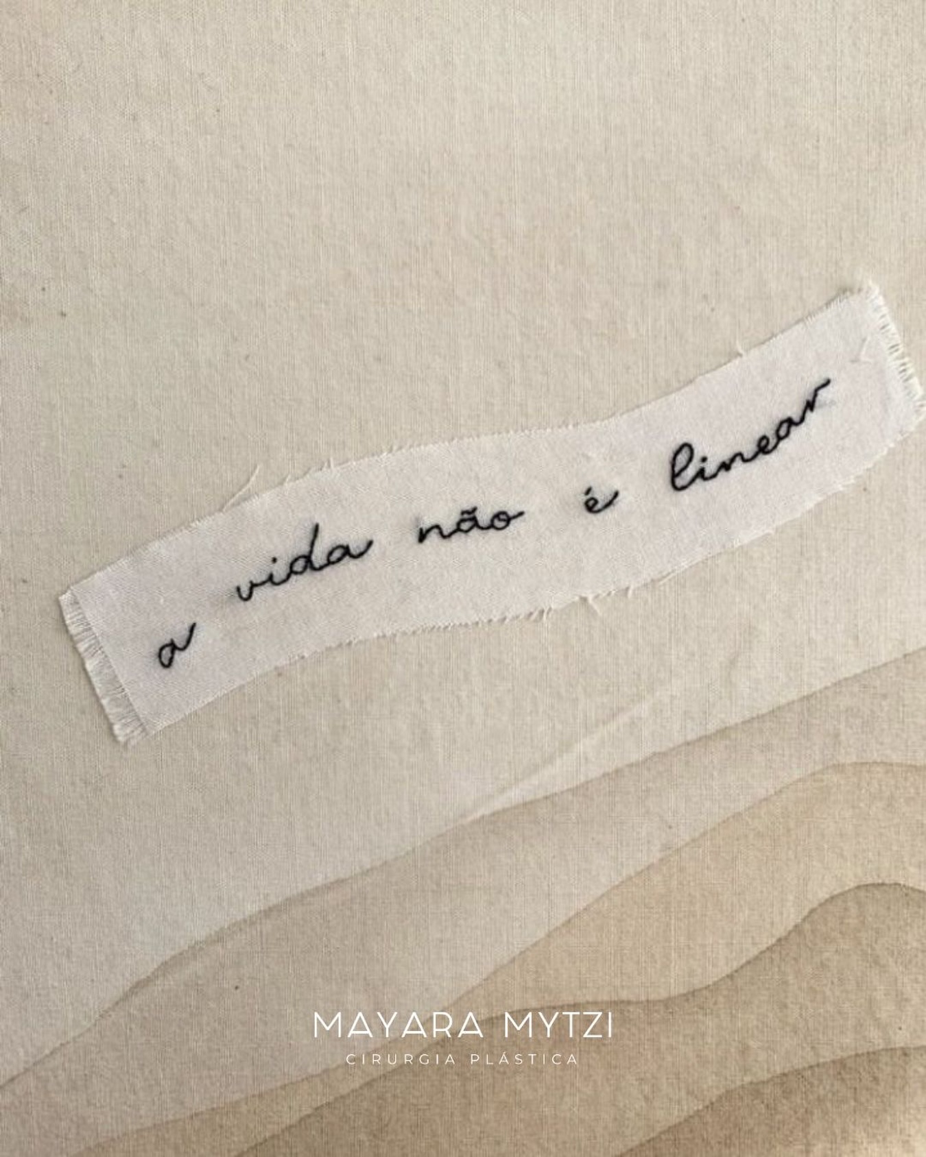 Ela tem pausas, recomeços, curvas e aprendizados no meio do caminho.
E talvez seja justamente nisso que esteja a beleza de evoluir. ✨
Que o seu dia seja leve, bonito e cheio de bons encontros pelo caminho. 🤍
Dra. Mayara Mytzi
CRM SP 136.044 • Médica
Cirurgiã Plástica • RQE 66881
#dramayaramytzi
#cirurgiaplastica