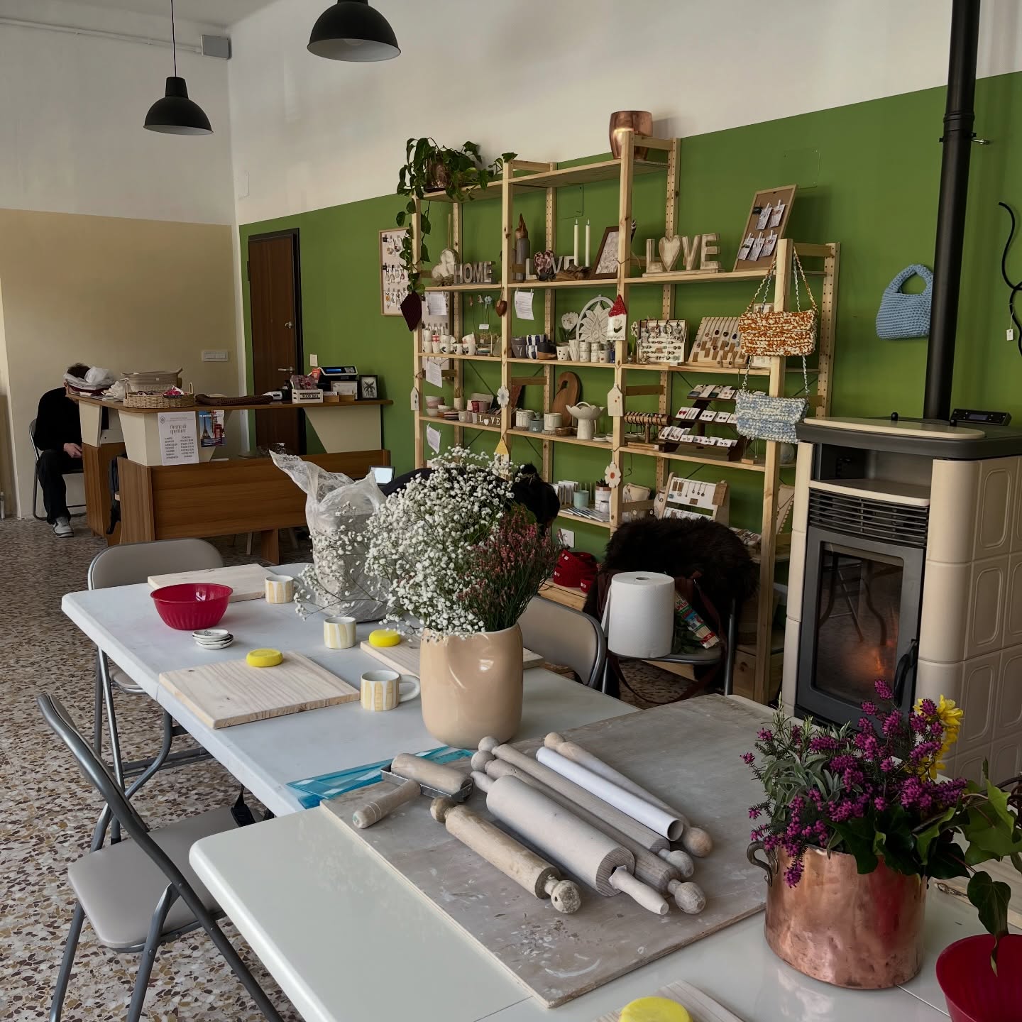 Ieri si è tenuto il workshop di ceramica per bambini ☀️ Si sono divertiti ad essere ceramisti per un pomeriggio creando delle bellissime ciotoline 🫂
Se vuoi condividere quest’esperienza con tu* figli*/tu* nipote/ tua mamma ti ricordo l’appuntamento del 10 MAGGIO, adatto dai 5 ai 99 anni 😊
Il link è in bio 🙂↕️