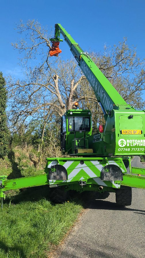 @rotoarb_and_lifting out on another ADB project 🌳🪚 alongside the biomass chipper this combination can see off multiple large trees in a short time frame, minimising disruption to the client and other stakeholders 🚗🏡
@maxpearce91 @exsel.plant @rossstev81 @dannyshayyy @thearbprentice @freddie.halls @m1waymason @bethandewey @matdewey
#hampshiretreesurgeon #treeremoval #winchestertreesurgeon #andovertreesurgeon #ashdieback
