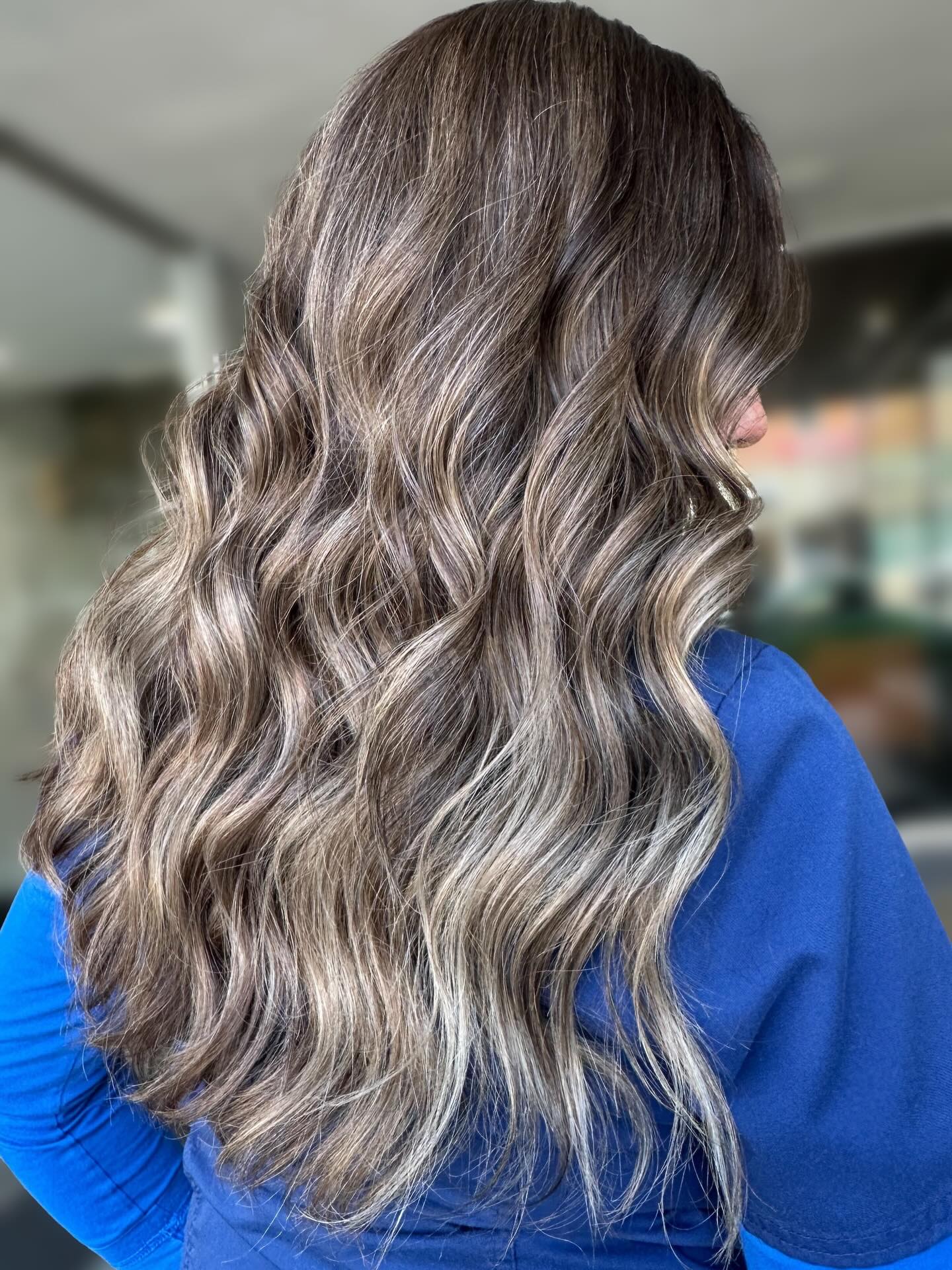 Subtle & Stunning ✨
Seamless, dimensional, and effortlessly lived-in
.
.
.
✨ Beauti by Mandi
📍 Downtown Roots Salon
🔗 Book online: BeautiByMandi.com
📱 567-376-5391
