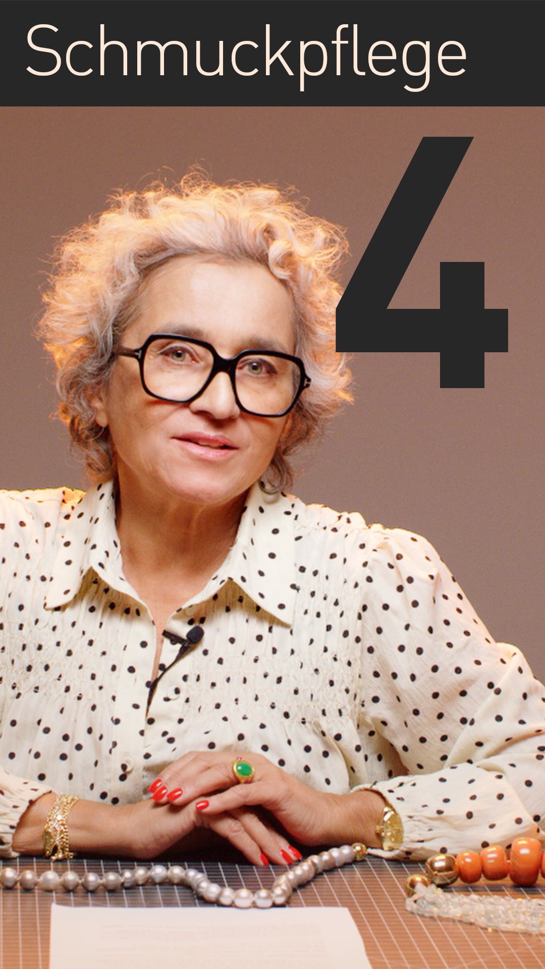 Jewelry Talk: Schmuckpflege. Wie bleibt der Lüster einer Perlenkette erhalten? Bigi Uhl zeigt, worauf es im Umgang mit Colliers ankommt.
www.uhl.ch #uhl #schmuck #pearls #uhldesign #bigiuhl