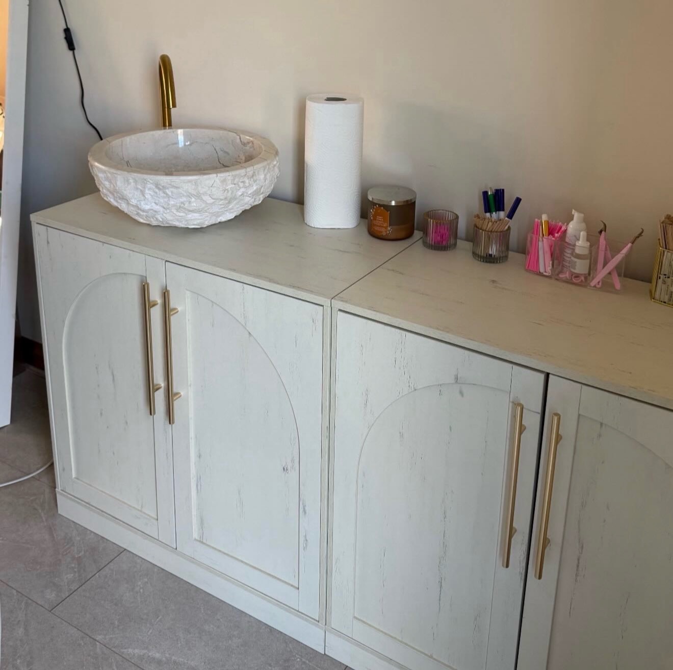 We love sharing your spaces 🙌🏼
You might remember we shared this stunning 780mm unit with gold tap and accessories, finished off with the most beautiful stone basin…
Well… here it is in its new home 🤩
We think it looks incredible in Alex’s space, matching her other units perfectly 👌🏼
Here’s what she had to say…
“I’m honestly obsessed 😍 It matches my treatment room perfectly!
The whole ordering process was super quick and easy over email, and they were so patient and understanding… even though I changed my mind a few times 😂 They kept checking in throughout to make sure everything looked right and that I was happy before moving forward.
Turnaround time was really fast too, which I wasn’t expecting! And shoutout to the delivery driver (I think his name was Alan?) who was amazing, he helped get it into my studio despite it being a really tight space.
I’d 100% recommend Custom Basins to anyone who needs hot and cold water in their studio without plumbing. Such a great experience from start to finish!”
Exactly what we love to hear 👌🏼 Thanks Alex!
#beautyspace #beautysink #aesthetics #beautyroom #portablesink