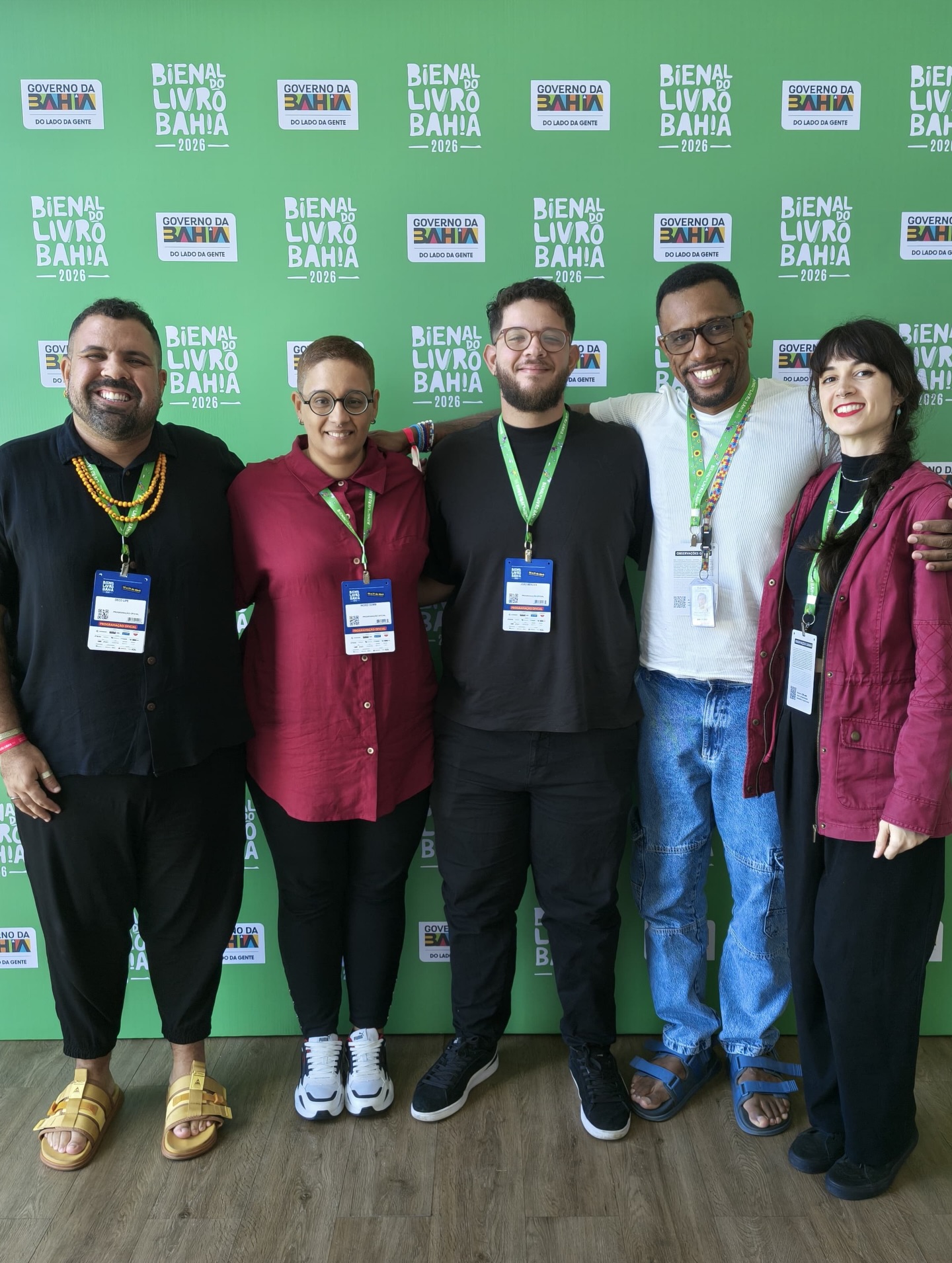 Hoje participei da mesa “O Fascínio do Impossível”, na Bienal do Livro Bahia, e foi um daqueles momentos que reafirmam por que eu escrevo.
Dividir esse espaço com Fábio Kabral (@kabralescreve Lark (@larkness_ )e João Mendes (@umjoaomendes)foi incrível e me trouxe um novo fôlego. Vocês são inspiradores, muito obrigada.
Meu agradecimento também a Deco Lipe (@primeiraorelha), pela curadoria e pelo convite; a Mari Vieira (@euvieiramari); e à Editora Flyve (@editoraflyve), que seguem acreditando na minha escrita e me ajudando a levar a fantasia sáfica cada vez mais longe.
E, além de todos os nomes já citados, agradeço por reencontrar tantos rostos que marcaram minha vida em diferentes momentos, pessoas que fazem parte da minha jornada e que hoje pararam para compartilhar esse instante comigo. Amo vocês.
Seguimos criando o impossível, para trazer à tona o melhor da vida.