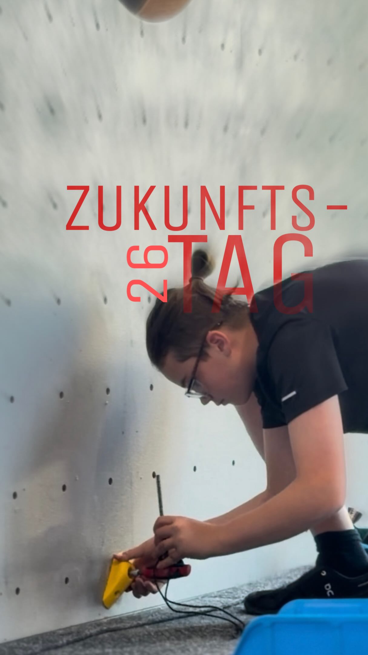 ZUKUNFTSTAG | 2026
Heute durften wir sieben junge Menschen einen Tag lang in der Fliegerhalle begrüßen, um ihnen spannende Einblicke in den Berufsalltag zu geben 🔥
Einblicke gab‘s in die Arbeiten am Tresen, hinter die Kulissen (aka Boulderwände) und natürlich den Routenbau.
Ihr könnt die selbst erarbeiteten Boulder noch zwei Wochen lang erkunden! (Zu finden an der Boulderwand der Fauna).
Von jungen Menschen für junge Menschen geschraubt 🫶🏽
#fliegerhallebraunschweig #routesetting #zukunftstag