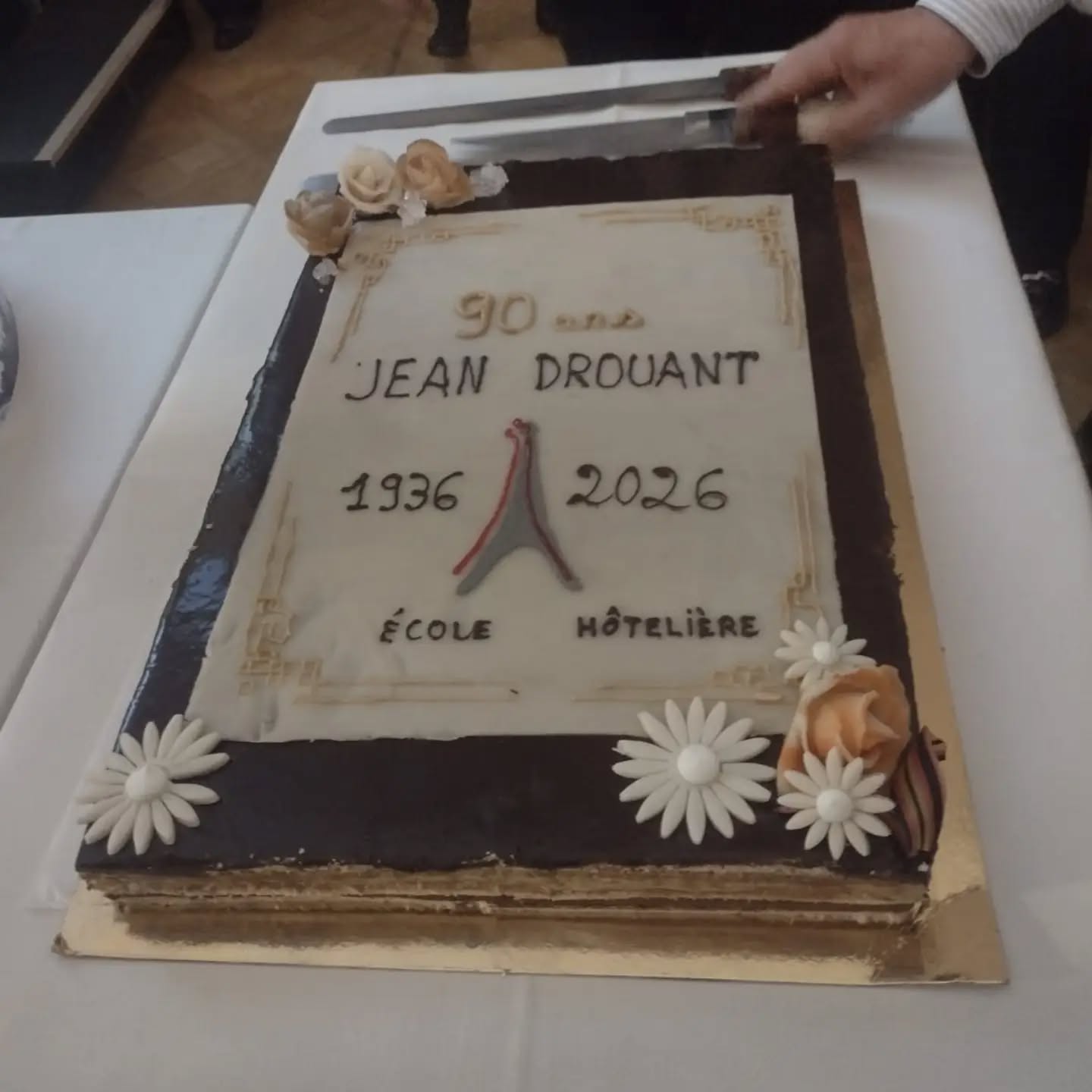 Hier notre président d'honneur Franck Languille était convié au lycée Jean Drouant pour les 90 ans de l'établissement.
Ce lycée a été le 1er a organiser la finale nationale élèves de la Coupe Georges Baptiste.
D'ailleurs la 1ère Coupe CGB est toujours dans la vitrine.
L'occasion de croiser nos partenaires CGB @eurolamthiers, @pernodricard et @charlybrunet_prf et @ekole.fr
@lyceejeandrouant_paris #90ans #lyceehotelier #concoursderestaurant
