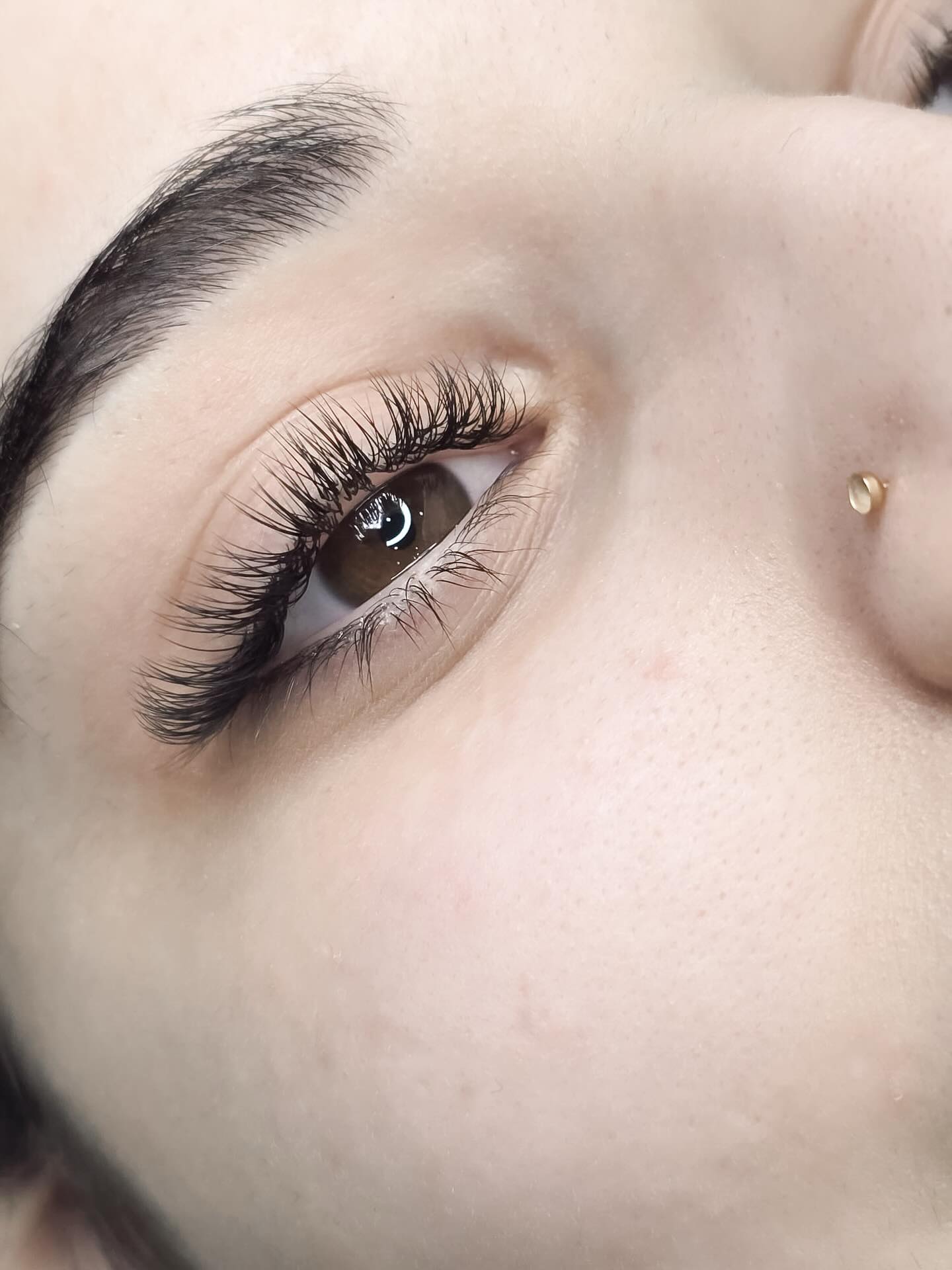 A week full of lashes ✨
From soft classics to full glam volumes, every set tells a different story 🤍
This week’s creations included:
• Natural Classic Sets
• Wispy Hybrids
• Full Volume Drama
• Mega Volume Glam
Which one is your vibe? 💫
#LashArtist #LashSets #BeautyWork #LashGoals