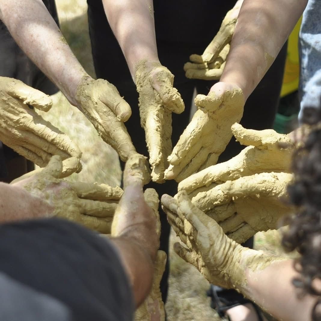 שלום חברות
נעמה קבוצת העמקה של פיסול באדמה
הכנת חימר / תערובות / פיסול / טכניקות / ואפילו יוקדשו שני מפגשים להכנת חימר לשריפה ובור אש 🔥
מוזמנות לפנות לפרטים ל 052-5112788
הקורס הינו 5 מפגשים
ימי שני 16:00-20:00
בסטודיו במעיין צבי
עלות כל מפגש 300₪ למי שמתחייב לתהליך
הצטרפות חד פעמים עם תוספת 100₪
במקביל נפתחת קבוצה של פיסול באדמה
עם ניסיון מקצועי של בניית בתים / פיסול / הקמת תערוכות ולימוד של עשר שנים שמחה לחלוק את הידע ולתת לו להתגלגל הלאה
ימי שלישי 17:30-19:00
במעיין צבי
עלות 200₪ למפגש כולל חומרים