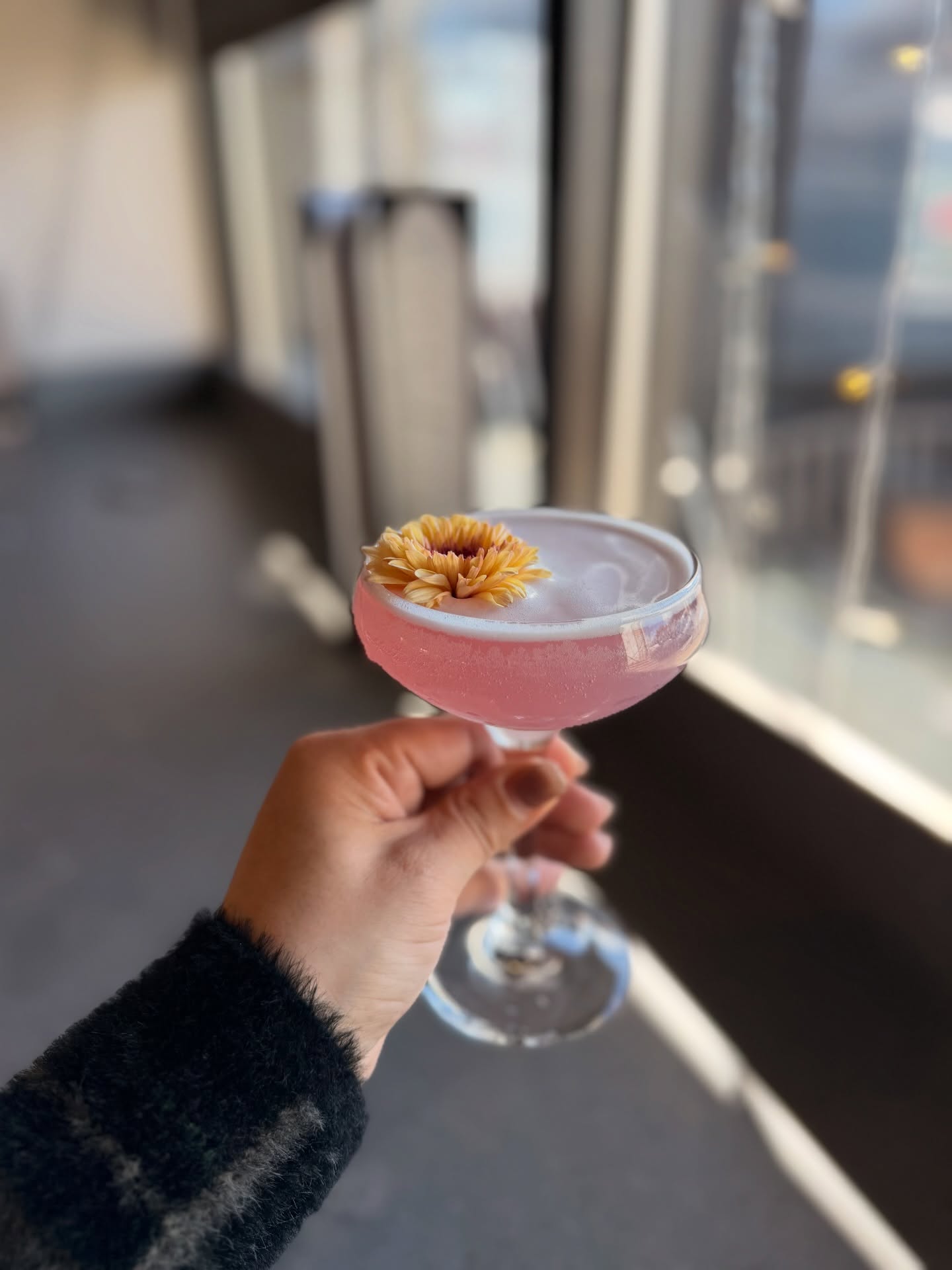 This beautiful Gimlet features Empress Gin for a colorful finish! A take on our Bird Rock Gimlet, this one is served “up” in a martini glass! 🍸✨ This gin based cocktail features notes of lavender and is garnished with a fresh flower.
#cookneedham #cookrestaurant #needhamma #gimlet #empressgin