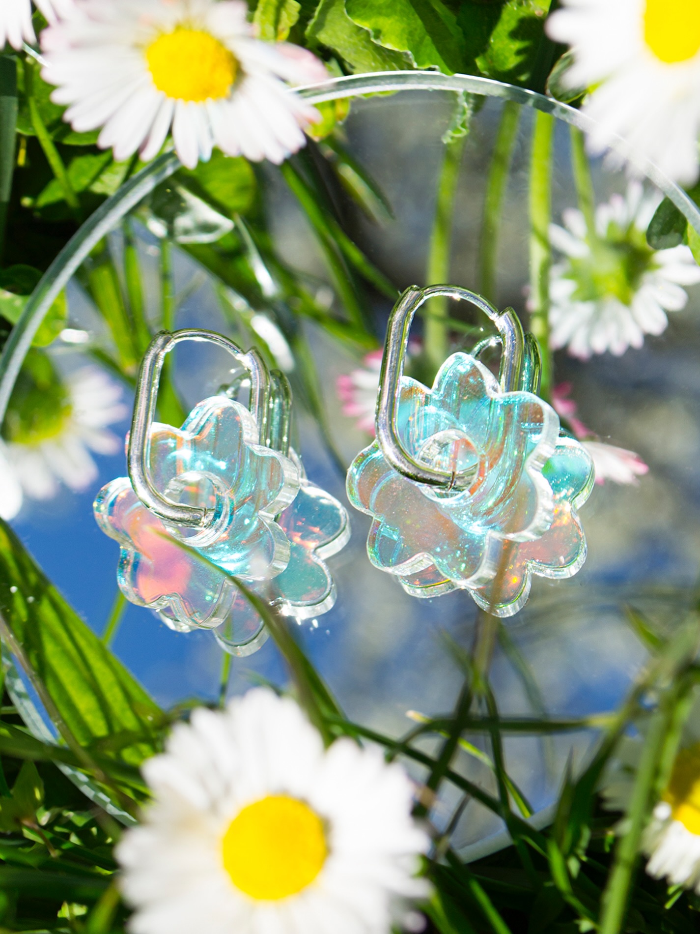 Les fleurs les plus swag du printemps à tes oreilles!
En acrylique irisée qui révèle des reflets changements à chaque mouvement, les boucles d’oreilles @nakimi.ch sont un mélange idéal entre douceur et look tendance.
Disponibles avec créoles rectangulaires argentées (acier inoxydable) ou dorées (laiton doré à l’or fin).
Chaque paire est fabriquée à la main en petites séries, dans une démarche artisanale et inclusive.
Boucles d’oreilles Fleurs 47.-
On en est complètement fans! Et toi elles te plaisent?