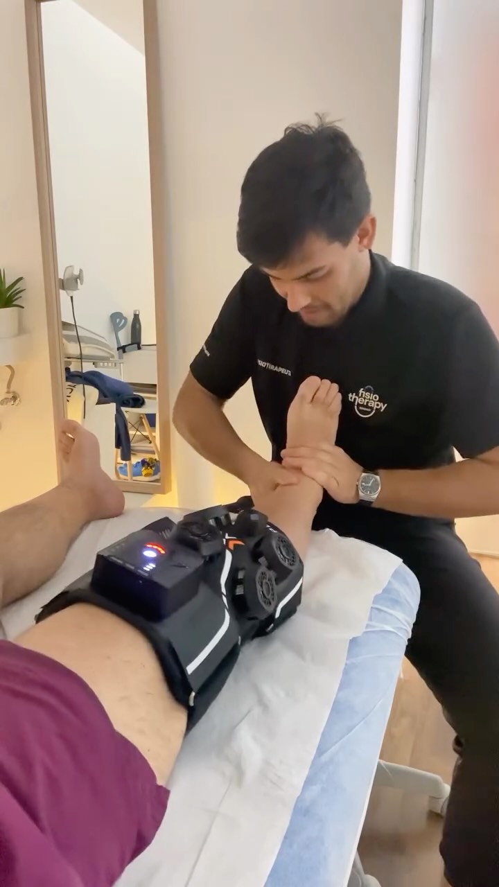 La confianza es clave en la primera fase de rehabilitación del LCA! 🚀
En nuestra clínica de fisioterapia deportiva avanzada, sabemos que tras una lesión en el ligamento cruzado anterior, el miedo a cargar peso puede frenar tu recuperación.
Pero, ¿sabías que empezar con cargas controladas desde temprano fortalece no solo tus músculos, sino también tu mente?
Beneficios clave:
• Mejora la estabilidad articular.
• Acelera la regeneración de tejidos.
• Reduce el riesgo de atrofia muscular.
• Reclutamiento neuromuscular
Con ejercicios guiados y progresivos, ayudamos a ganar esa confianza paso a paso💪
#LCA #FisioterapiaDeportiva #ConfianzaEnLaRecuperacion #ClinicaAvanzada