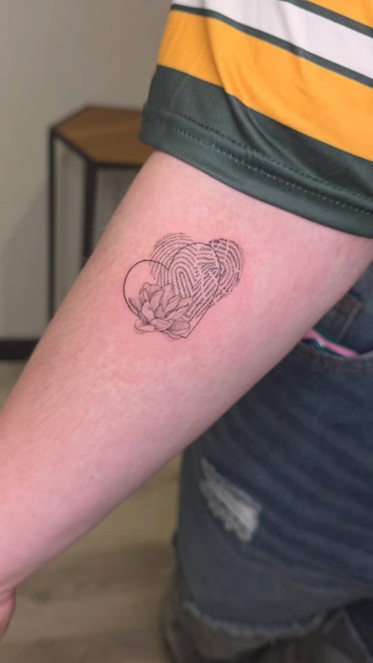 Wist je dat je in veel vingerafdrukken witte streepjes ziet? 👀
Dat zijn vaak kleine littekens van sneetjes
Bij veel oudere mensen komt dit bijvoorbeeld door jarenlang aardappels snijden 🥔🔪
#tattooart #weetje #vingerafdruk #realistisch #fineline
