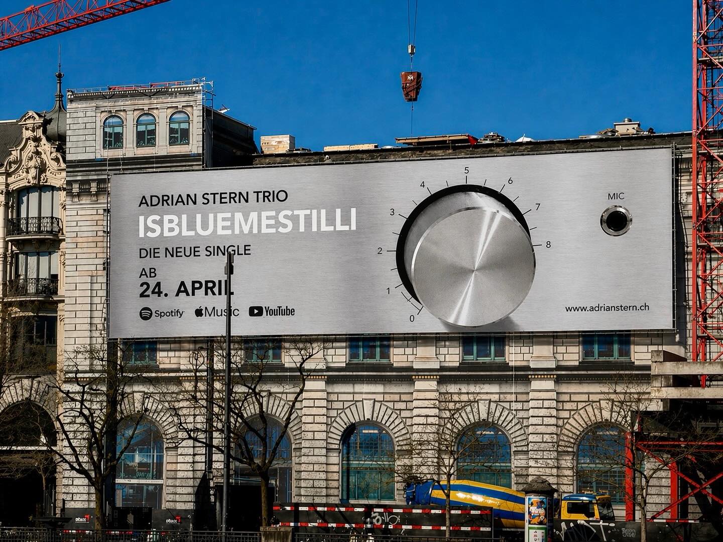 Schau mal was ich in Zürich gesehen habe. Wie schön wäre es, mal so ein riesiges Werbeding für die eigene Musik zu vermögen. Aber immerhin, die Veröffentlichung ist echt. Ab morgen heisst es: isbluemestilli OUT NOW! 🤩