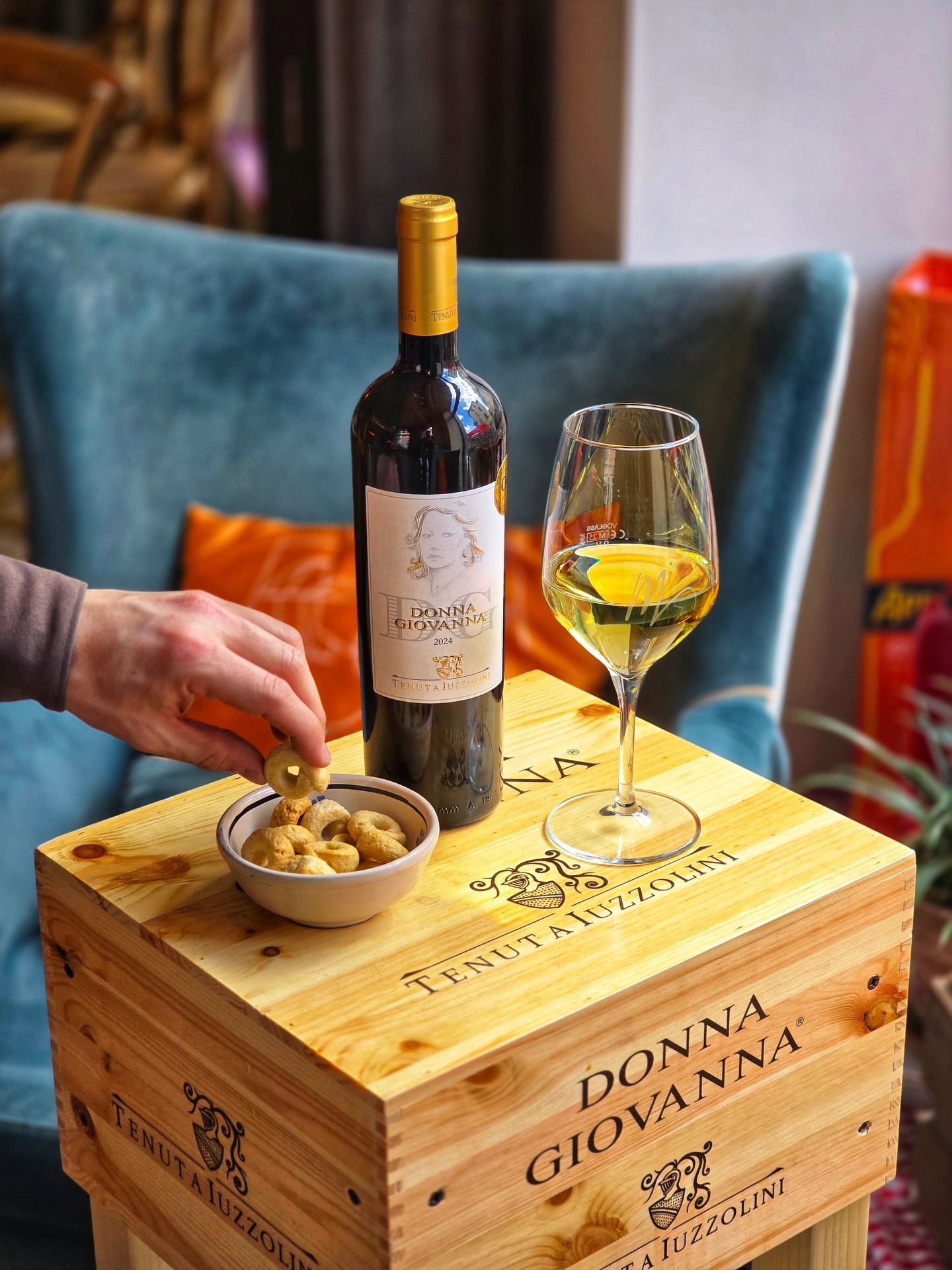 DONNA GIOVANNA IGT WHITE WINE🍇🤍 @tenutaiuzzolini
Donna Giovanna is a late-harvest white wine aged in barrique. Delicate and floral, with subtle notes of dried apricot.🥰
Flavor: ample, full-bodied, fruity with a lingering finish of citrus and passion fruit.
Available at @ilsalottozurich 🥹 for YOU❤️
#white #wine #winery #wineyard #calabria