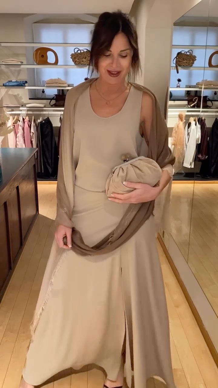 Rivediamo il completo in cady di Parosh in due versioni, con top e blusa.
Bellissimi entrambi, che dite?
- Top @parosh_official €224
- Gonna @parosh_official €330
- Blusa @parosh_official €369
- Stola @falierosarti €325
- Pasticcino bag @weekendmaxmara €239
#abbigliamentodonna #outfitcerimonia #altamoda #parosh #ladieswear