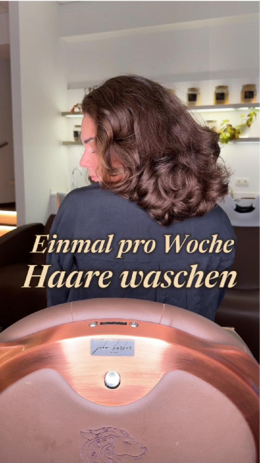 Pflegt die Kopfhaut und die Längen, bringt Form zurück und frischt Wellen sanft auf. 😍
Diese Bürste wurde speziell für naturbelassene Wellen und leichte Locken entwickelt.
Sie unterstützt dein Pflegeritual ab dem 3. oder 4. Tag nach der Haarwäsche, wenn dein Haar an Form verliert oder beginnt, sich auszuhängen.
Die besonders starken, langen Wildschweinborsten verteilen den Talg vom Ansatz in die Längen und bringen so neue Leichtigkeit und Schwung ins Haar.
Der Griff besteht aus hochwertigem Holz und wird in Österreich gefertigt.
Was sie für dein Haar tut:
✨ Ideal ab Tag 3 - 4 nach der Wäsche
✨ Für wellige bis leicht gelockte Haare
✨ Sorgt für gleichmäßige Bewegung und sanftes Volumen
✨ Unterstützt die natürliche Kopfhautpflege
✨ Fördert das gesunde Haarwachstum
Anwendung:
Nur bei trockenem Haar verwenden.
Mit ruhigem, gleichmäßigem Druck vom Ansatz bis in die Spitzen bürsten.
Für optimale Wirkung: 100 Bürstenstriche, dann mit den Händen auflockern und das Serum einarbeiten.
Nur empfohlen für Wellen und leichte Locken - nicht für starke Lockenstrukturen geeignet.
Du findest unsere Naturborstenbürste im Onlineshop auf lockenelite.at ✨
#naturborste #wellenpflege #haircare #haarpflege #lockenelite