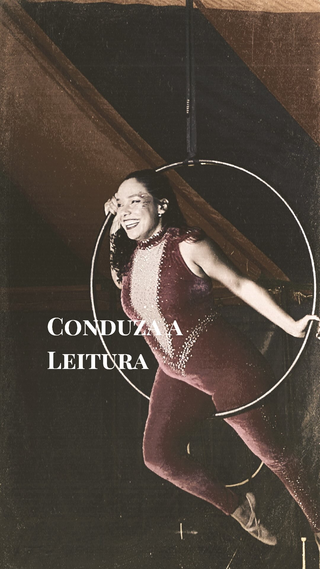 Você será interpretada de qualquer forma.
A questão é:
Você conduz essa leitura
ou se deixa ser lida de forma fragmentada?
Imagem é estratégia.
E é território.
Presença é construção intencional.
Espetáculo cheio de sentido e propósito.
@circus.zu @lonadocerrado
Artistas @dianatrifina e @izaneri_
Sempre trazem reflexão, amor , alegria e Deus