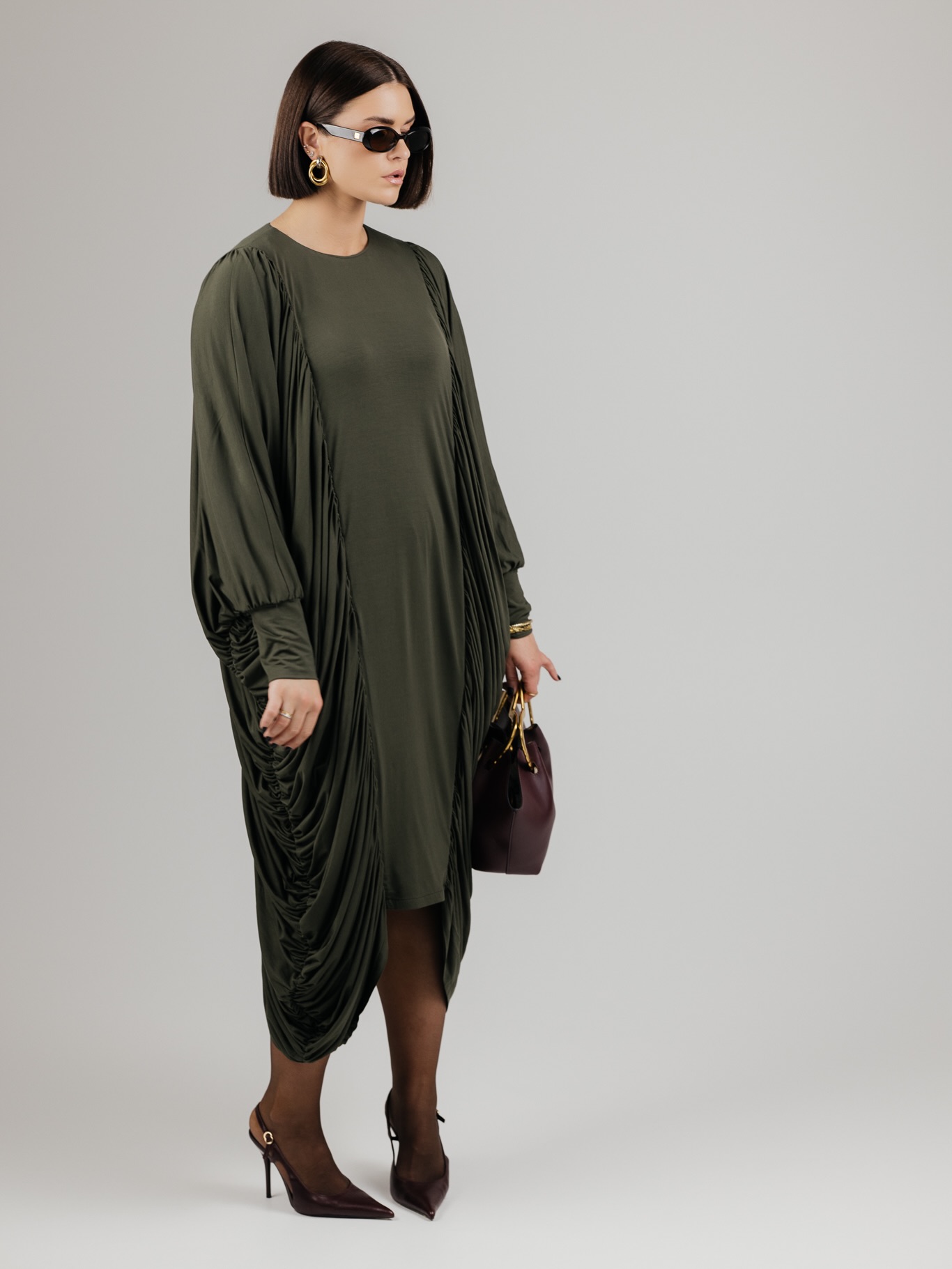 DRAPE suknelės yra absoliučiai ypatingos! 🌪️
Nepaisant to, kad suknelėje slepiasi NET 6 METRAI medžiagos, ji yra lengva ir priglunda tarsi antra oda.
Išskirtinis dizainas, skirtas išskirtinėms moterims - būti pastebėtoms, būti pamatytoms, būti prisimintoms ☝️
Vienas mylimiausių dalykų apie šias sukneles yra tai, kad jos itin gerai maskuoja blauzdas. Kas sekate PÙPLA ilgą laiką žinote mano kompleksą - aš labai vengiu nešioti šortus ir sukneles, kurios atidengia blauzdas, nes jos pas mane neproporcingai stambios ir visiškai neprideda įvaizdžiui lengvumo 😬
Tačiau šios suknelės kraštai krenta ant blauzdų kraštų ir vizualiai jas lieknina, kas man pasirodė tiesiog nuostabus sprendimas moterims, kurios turi panašių problemų 🥹
Žiūrint į patį suknelės modelį, jis labai tinkamas didesniems dydžiams, nes ji savyje turi labai labai labai daug laisvės. Tik po ja nepamirškite vilkėti formuojančių apatinių! Nors aš negaliu skųstis savo figūra, tačiau fotosesijos metu taip pat juos vilkėjau, nes jie tiesiog sustato viską į reikiamas vietas ir „nublurina“ kūno linijas tarsi kokia programėlė 🙂↔️
Už drąsą išsiskirti ir lepinti save drabužiais, kurie puošia! 💋