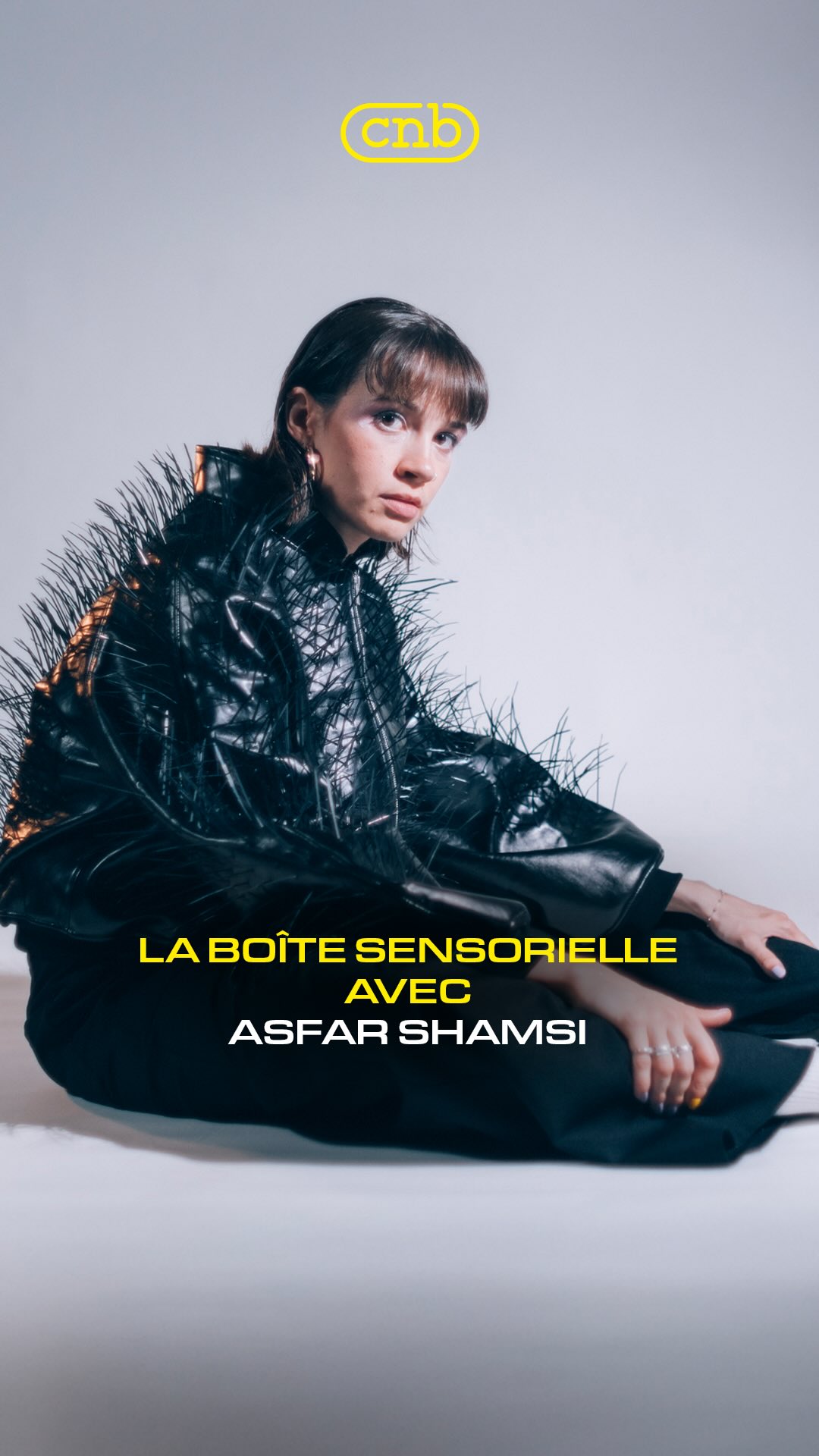 ASFAR SHAMSI X LA BOÎTE SENSORIELLE DE CNB
Et si on ouvrait, aujourd’hui, la boîte d’@asfarshamsi ?
À l’intérieur : un médiator, des textes décortiqués, le Liban… et même un oiseau.
De Rap Genius à Planète Rap, chaque souvenir révèle une pièce de son univers.
Curieux de voir ce qu’elle renferme ? Plongez dans la boîte sensorielle d’Asfar Shamsi, en direct du Printemps de Bourges. ✨
#asfarshamsi #printempsdebourges