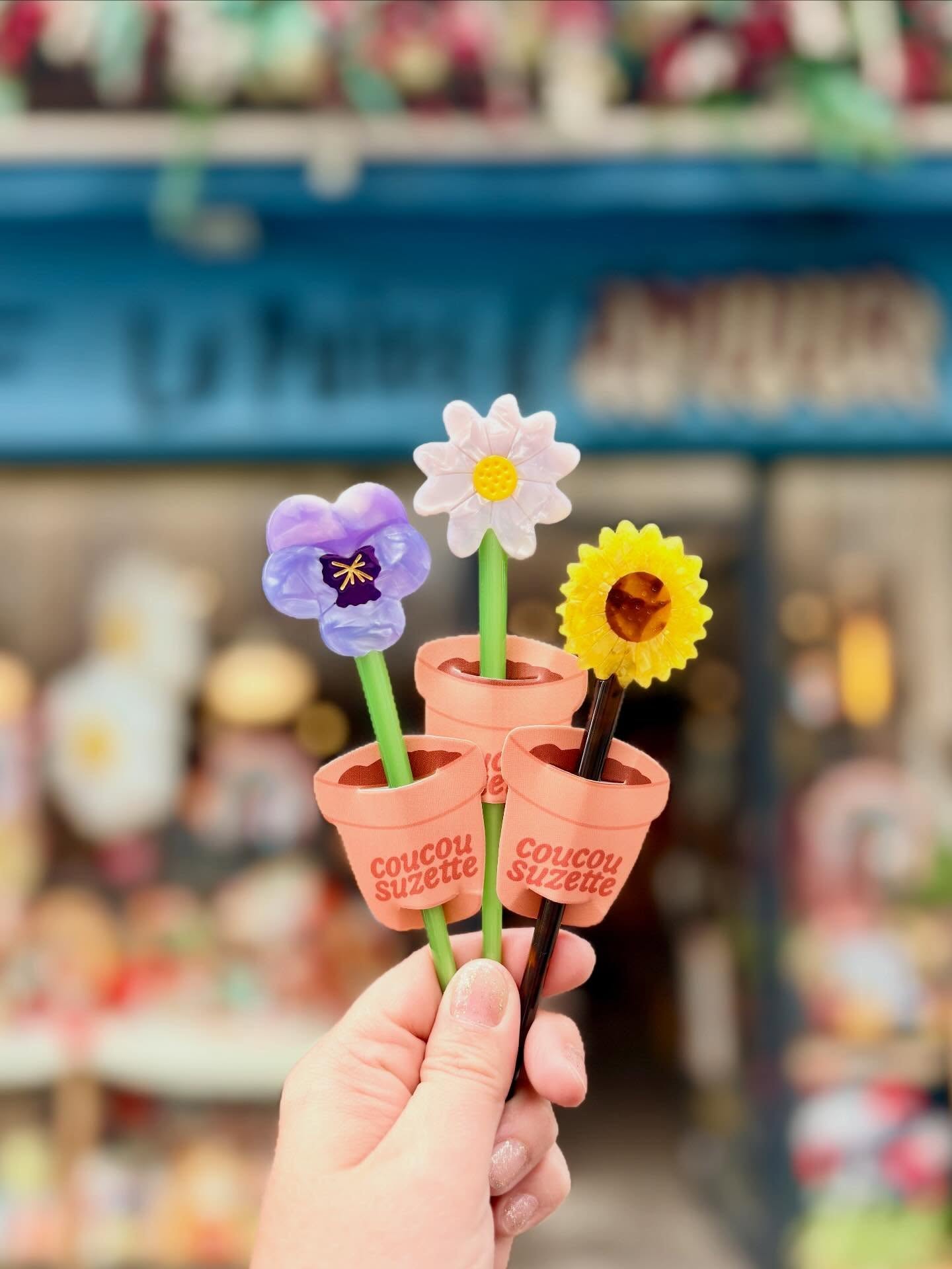 đžâïžđ· Aujourdâhui on a envie de fleurs đ·âïžđž
Et ça tombe bien, la boutique est ouverte đ
Câest Mathilde qui vous accueille avec sa bonne humeur et ses bons conseils âš
On a craquĂ© pour ces nouveaux pics Ă cheveux @coucousuzette đŒ
Des petites fleurs à glisser dans les cheveux, pensée, pùquerette, tournesol.
Le dĂ©tail parfait pour ajouter une touche de printemps dans votre tenue đ·
Ă offrir ou Ă sâoffrir, juste pour le plaisir đ
đ Le Puits dâAmour
113 rue FondaudĂšge â Bordeaux
Quartier Jardin Public
đ Aujourdâhui : 11h â 19h
Passez nous voir đž
Le Puits dâAmour, un concentrĂ© de couleurs, de jolies idĂ©es et toujours plus de love đ