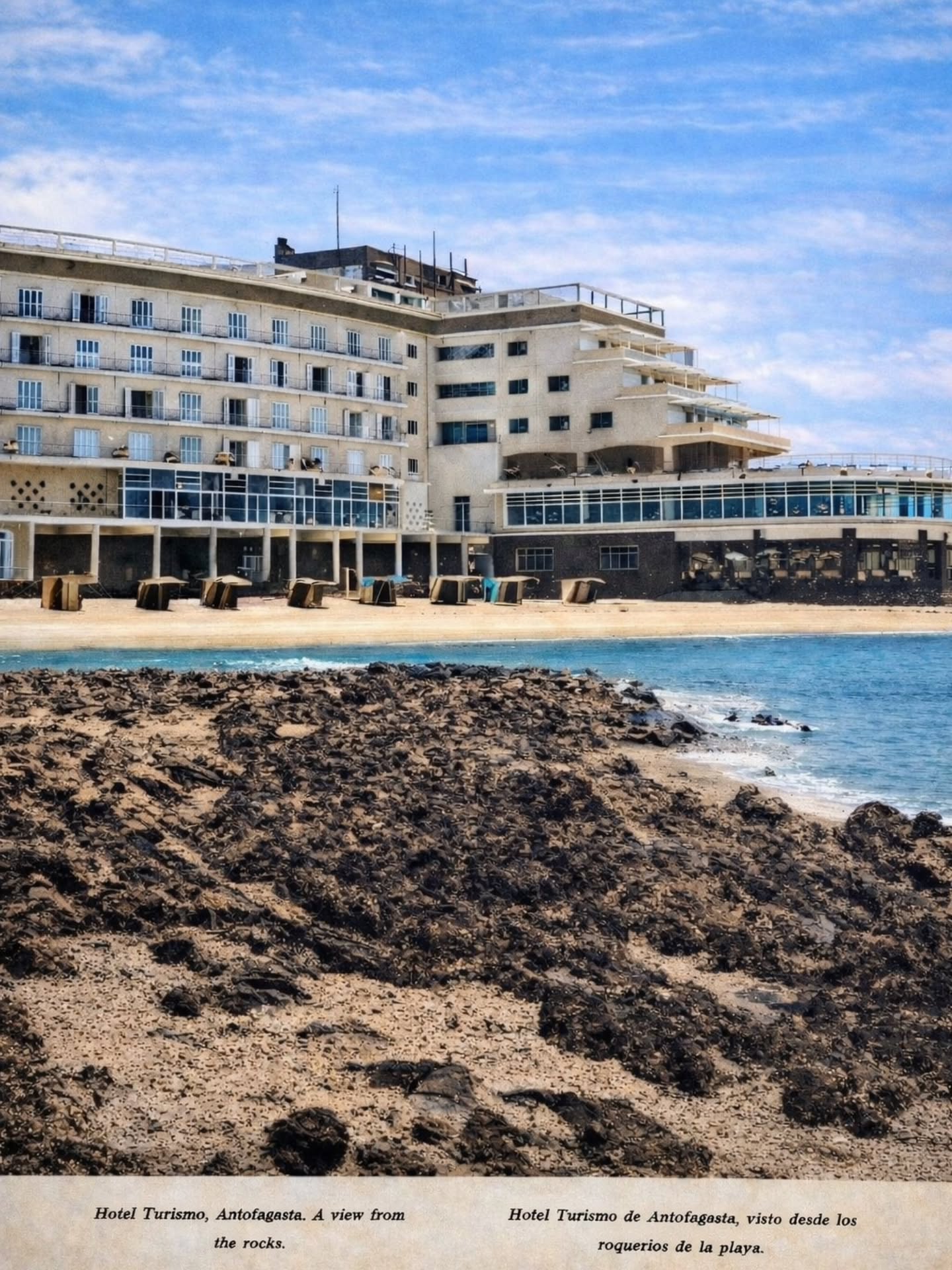Hotel Turismo de Antofagasta, visto desde los roqueríos de la playa.
#antofagasta
Fotografía original extraída del libro Chile Turístico e Industrial Tomo I Los Desiertos. 1960
