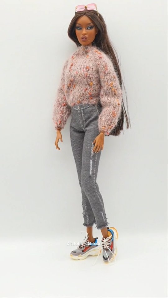 There's real therapeutic effect in dressing dolls down.
Jeans, trainers, a soft sweater... it slows the mind the way full glam never does.
Dressing up is excitement - but dressing down is unwinding.
Who doesn't need a tiny reset for a busy brain?
#gtgdollwear #integritytoys #fashionroyalty #adelemakeda #nufacedolls