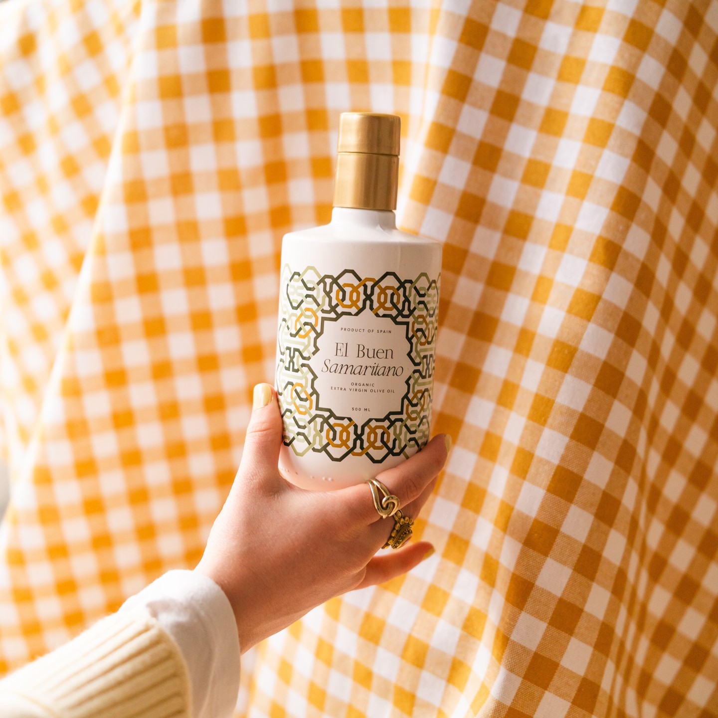 Het verhaal achter ons 𝗱𝗲𝘀𝗶𝗴𝗻 🌿✏️Onze fles is niet zomaar een ontwerp – het vertelt het verhaal van onze roots.
De patronen zijn geïnspireerd op de prachtige Mozarabische tegels uit Córdoba, de plek waar 𝗰𝘂𝗹𝘁𝘂𝗿𝗲𝗻 𝗲𝗻 𝘁𝗿𝗮𝗱𝗶𝘁𝗶𝗲𝘀 al vele jaren samenkomen.
💚 De groene tinten weerspiegelen 𝗱𝗲 𝗼𝗹𝗶𝗷𝗳𝗯𝗼𝗼𝗺 – krachtig, levend en onmisbaar in onze traditie.
🤎 Het warme bruin staat voor 𝗱𝗲 𝗮𝗮𝗿𝗱𝗲 waarop onze bomen groeien – puur en zonovergoten.
✨ En de gouden dop? Die symboliseert “𝘃𝗹𝗼𝗲𝗶𝗯𝗮𝗮𝗿 𝗴𝗼𝘂𝗱” – zoals olijfolie in Spanje wordt genoemd.
Elke fles draagt een stukje van dit verhaal met zich mee. Dank aan @elbonito.studio voor dit prachtige ontwerp.
#olijfolie #spanje #cordoba #authentiek #ambacht #mediterraan
//
La historia detrás de nuestro 𝗱𝗶𝘀𝗲ñ𝗼 🌿✏️Nuestra botella no es un simple diseño: cuenta la historia de nuestras raíces.
Los motivos se inspiran en los hermosos azulejos mozárabes de Córdoba, el lugar donde 𝗰𝘂𝗹𝘁𝘂𝗿𝗮𝘀 𝘆 𝘁𝗿𝗮𝗱𝗶𝗰𝗶𝗼𝗻𝗲𝘀 se han fusionado durante muchos años.
💚 Los tonos verdes reflejan 𝗲𝗹 𝗼𝗹𝗶𝘃𝗼: poderoso, vivo e indispensable en nuestra tradición.
🤎 El cálido marrón representa 𝗹𝗮 𝘁𝗶𝗲𝗿𝗿𝗮 en la que crecen nuestros árboles: pura y bañada por el sol.
✨ ¿Y el tapón dorado? Simboliza el «𝗼𝗿𝗼 𝗹í𝗾𝘂𝗶𝗱𝗼», como se conoce al aceite de oliva en España.
Cada botella lleva consigo una parte de esta historia. Gracias a @elbonito.studio por este precioso diseño.
#aceitedeoliva #españa #córdoba #auténtico #artesanía #mediterráneo