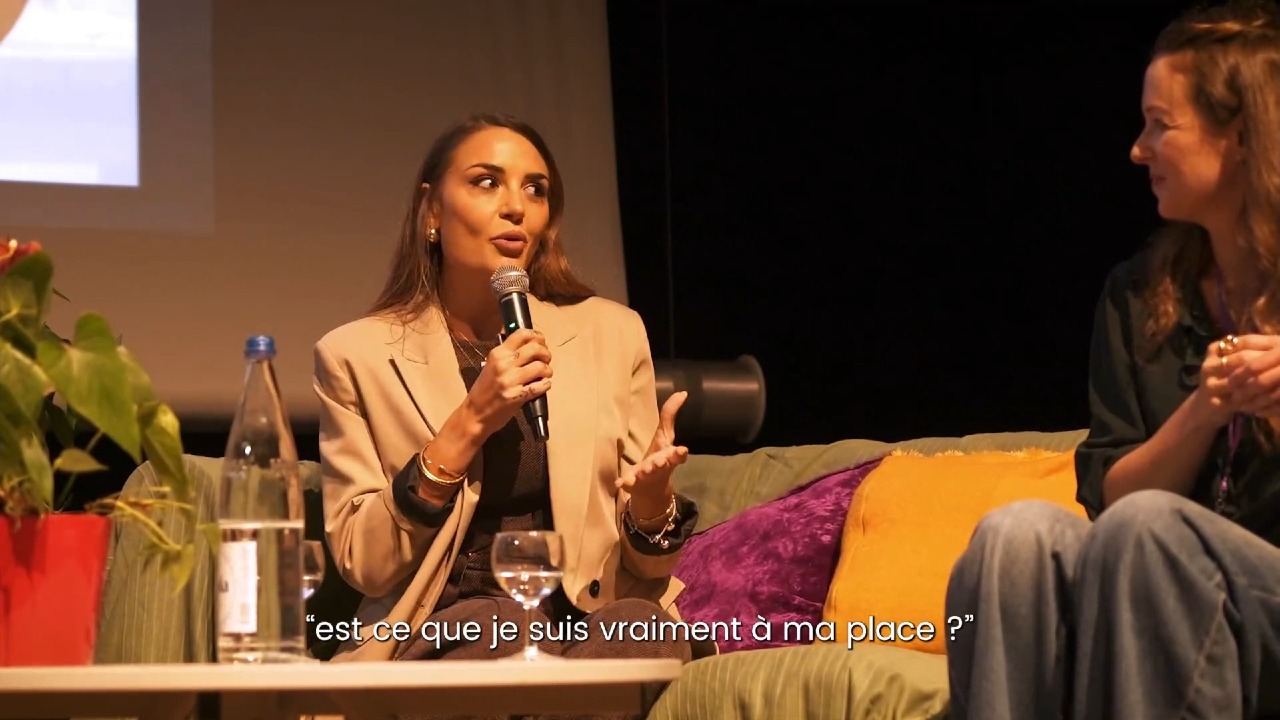 Tu t'es lancée dans l'entrepreneuriat avec une seule obsession : la liberté.
Regarde cette vidéo. Écoute mes mots, ceux de Solène, et observe ces femmes dans la salle.
Leurs sourires et leurs regards complices en disent long sur ce que nous partageons toutes.
Quand tu as un cerveau atypique, la route est pavée de doutes immenses.
Tu ressens sûrement cet épuisement profond, cette sensation douloureuse de marcher avec des « chaussures trop petites »
Le monde du business classique a été forgé sur des codes patriarcales très spécifiques
Nous cherchons simplement à trouver notre vraie place au milieu de tout ça
C'est un peu comme essayer d'utiliser la Force d'un Jedi en lisant la notice de montage d'une étagère Ikea : les règles qu'on te donne sont totalement inadaptées à ton pouvoir naturel
Tu as besoin de bâtir un empire qui respecte ton énergie, tes cycles et ton fonctionnement en arborescence.
Le 30 septembre dernier, à La Saline, nous avons fait exactement ça.
Nous avons déposé nos armures de "bonnes élèves".
Nous avons partagé nos vulnérabilités pour les transformer en une force motrice puissante.
Nous nous sommes accordé la permission de prendre pleinement notre place.
La liberté s'architecture chaque jour, avec tes propres règles.
👇 Si tu me découvres :
Je suis Caroline Beck, Mentore d'affaires et Architecte Business. Avec 20 ans d'expérience de terrain, j'accompagne les dirigeantes atypiques et hypersensibles à transformer leur chaos créatif en véritable avantage concurrentiel. Je t'apporte la structure exacte pour bâtir une entreprise souveraine, rentable et profondément alignée avec ton âme.
Ose être toi, bordel ! 🪓
@a_ronde_des_murmures
@veroniquevitruveconcept
@virginie.diss
@camille.michalak
@elodielunessence
@solenefeig
@assiettes_gourmandes
@leweddinggang
@virginie__renaud
@360degresnorth
@caroline_ebel_coach
Vidéo : @kywwie_films