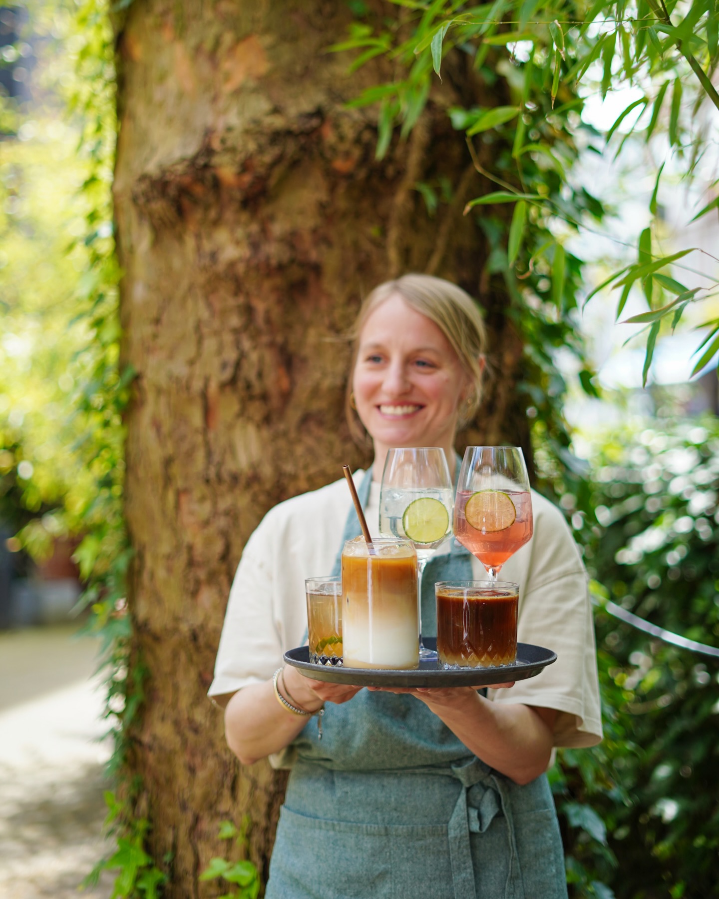 SPAßGETRÄNKE
Hanna hat wieder eine wunderbare Spaßgetränke-Liste für euch zusammengestellt – kreativ, wild und alles andere als langweilig. 🍸
Und unsere liebe Nadine hat sich einmal komplett durchprobiert:
Von Eierlikör Iced Latte über Espresso Lemon Soda bis hin zu Lavendel-Rhabarber G&T und vielen weiteren Überraschungen ist alles dabei. 😍
Überzeugt euch selbst – welches würdet ihr zuerst probieren? 🔥
@baumscheff @missbaumchefin @chefscheffler @rausgegangenkoeln @mitvergnuegenkoeln
#drinkstagram #cocktailtime #foodanddrink #barvibes #drinklover