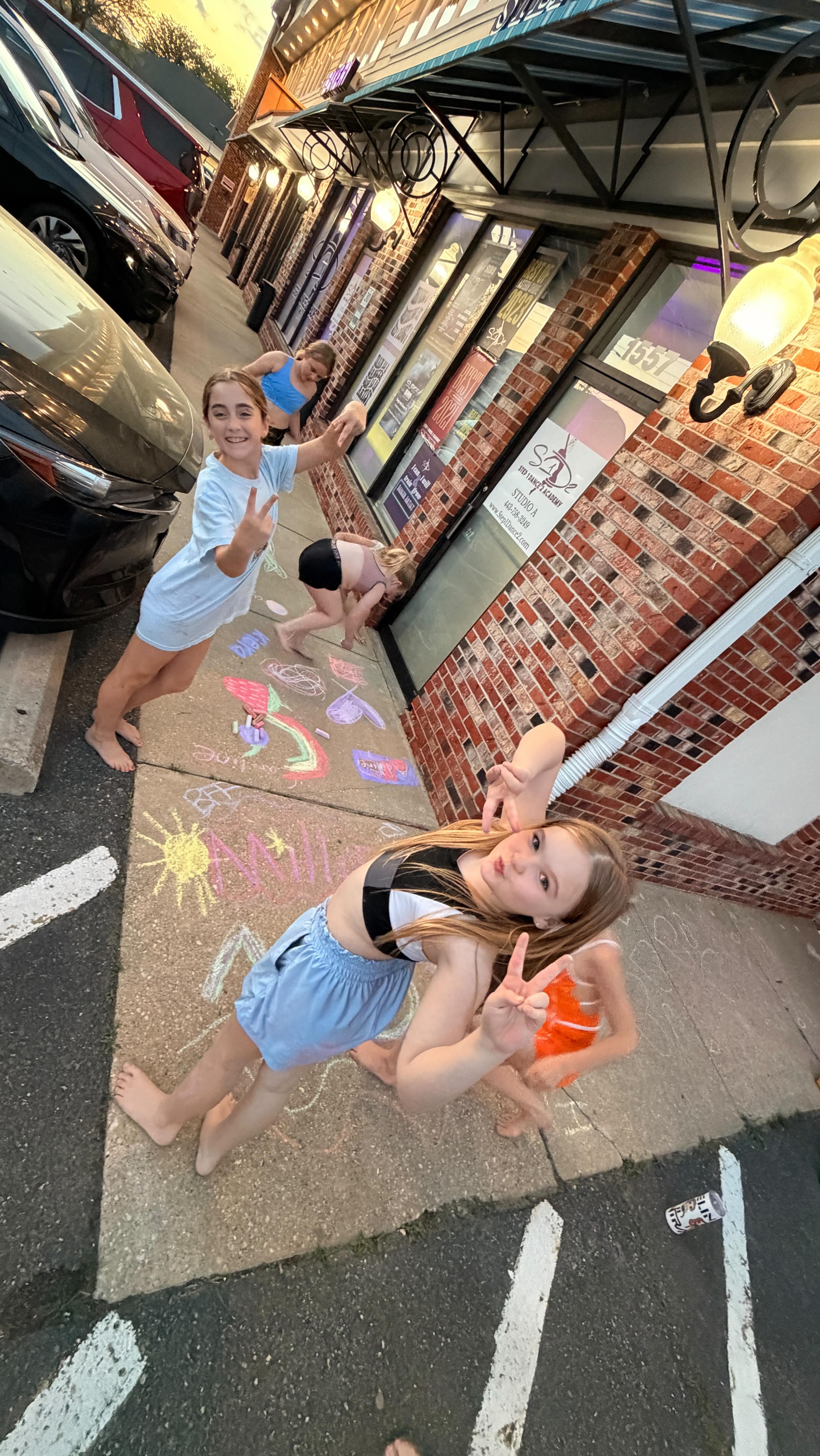 Gorgeous weather outside means it’s the perfect day to break out the sidewalk chalk—sunshine, fresh air, and colorful masterpieces on the pavement! ☀️🌈🖍️