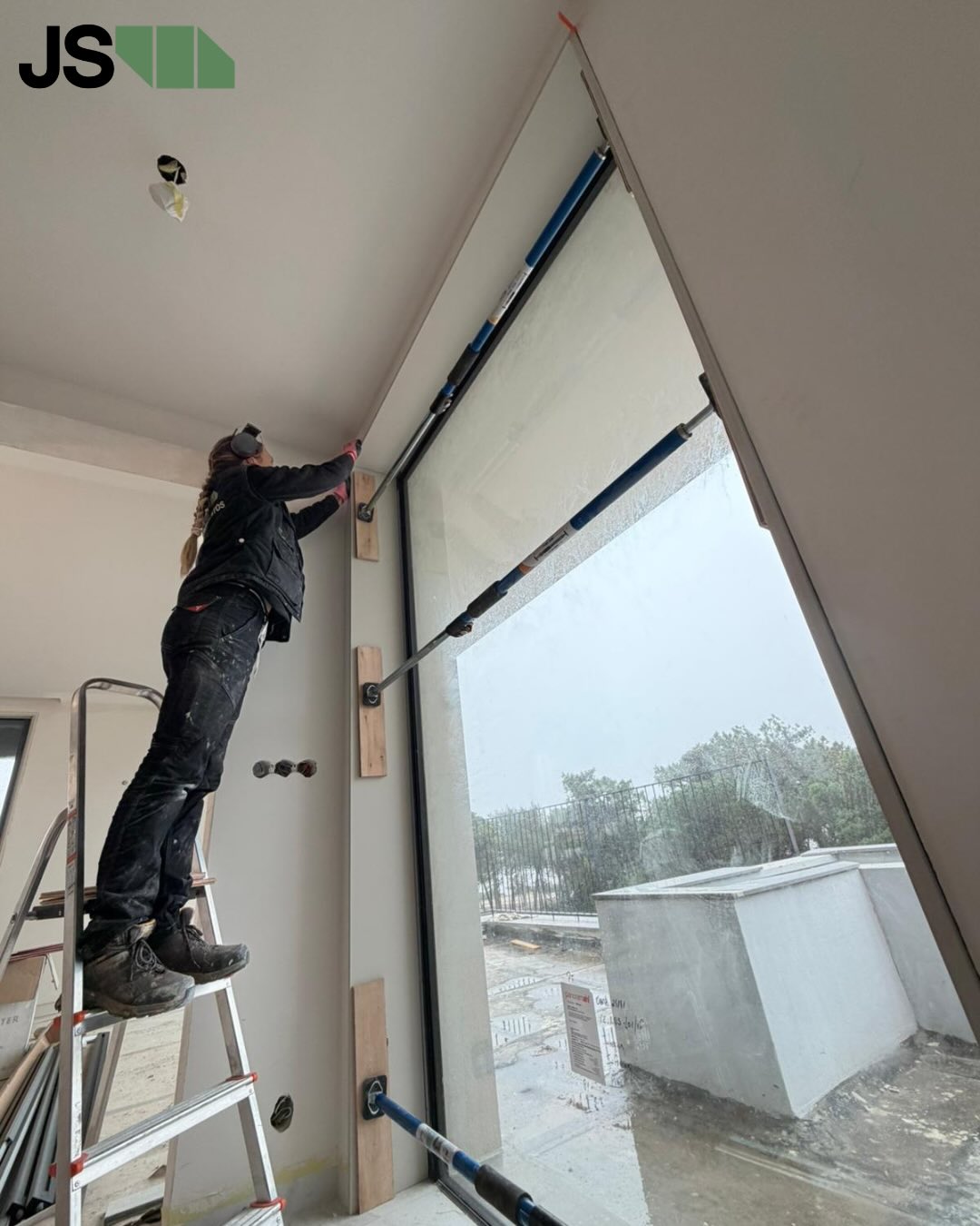Nem só de pavimentos vive a casa ✨
Abrimos uma exceção para um trabalho fora da nossa área habitual — aplicação de revestimentos interiores em vãos de janela, com foco no detalhe, precisão e acabamento limpo 😌
…
A house isn’t just about floors ✨
We made an exception for a job outside our usual area of expertise — applying interior cladding to window openings, focusing on detail, precision, and a clean finish 😌
#detalhefazadiferença #acabamentospremium #obracomrigor