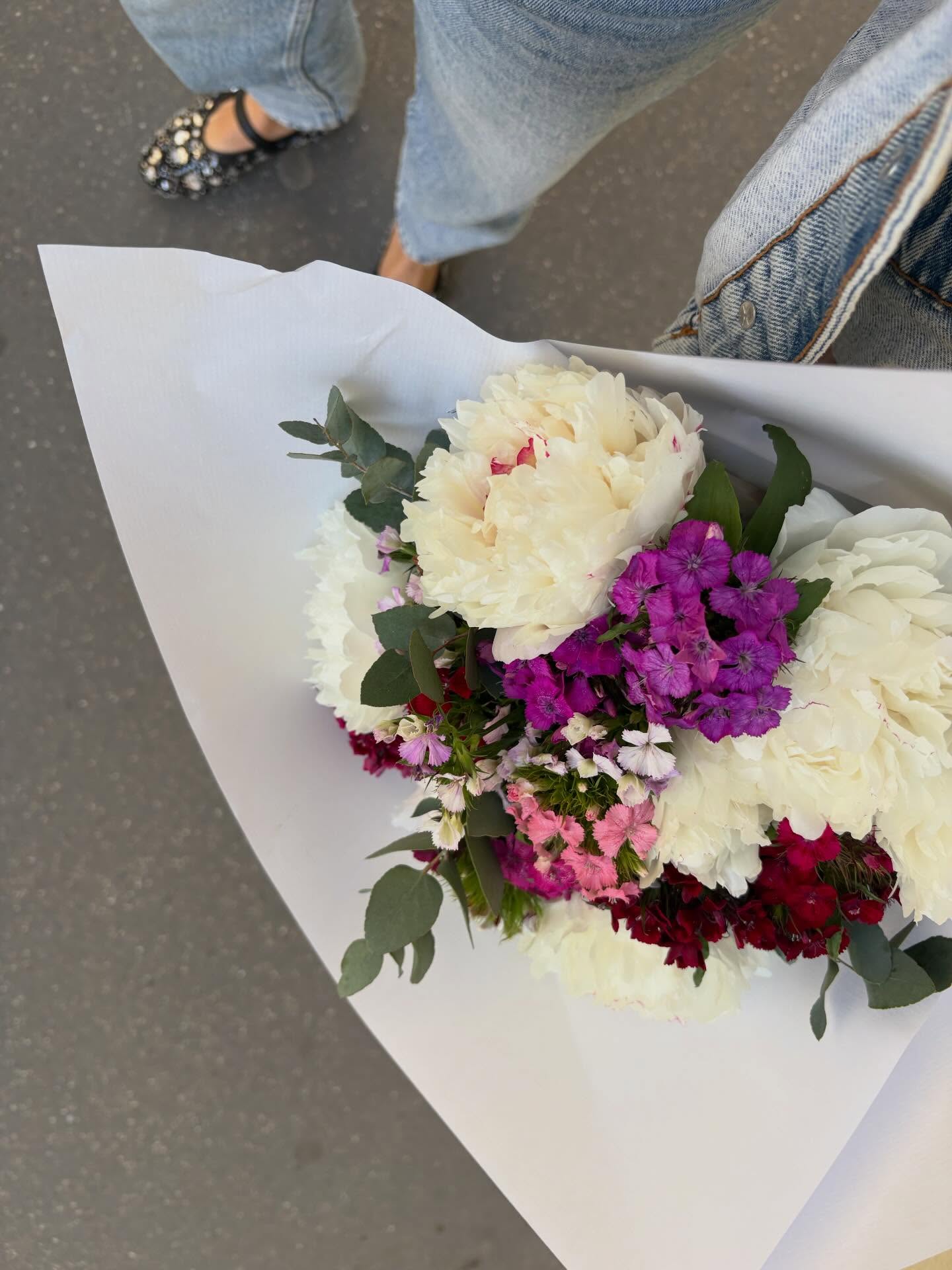 Passion pivoines, et surtout passion pour composer vos bouquets !
Merci pour votre confiance et vos commandes fleuries 🌸
Bon vendredi !
Des fleurs partout, tout le temps depuis 2022•
#fleurs #bouquet #peonies🌸
