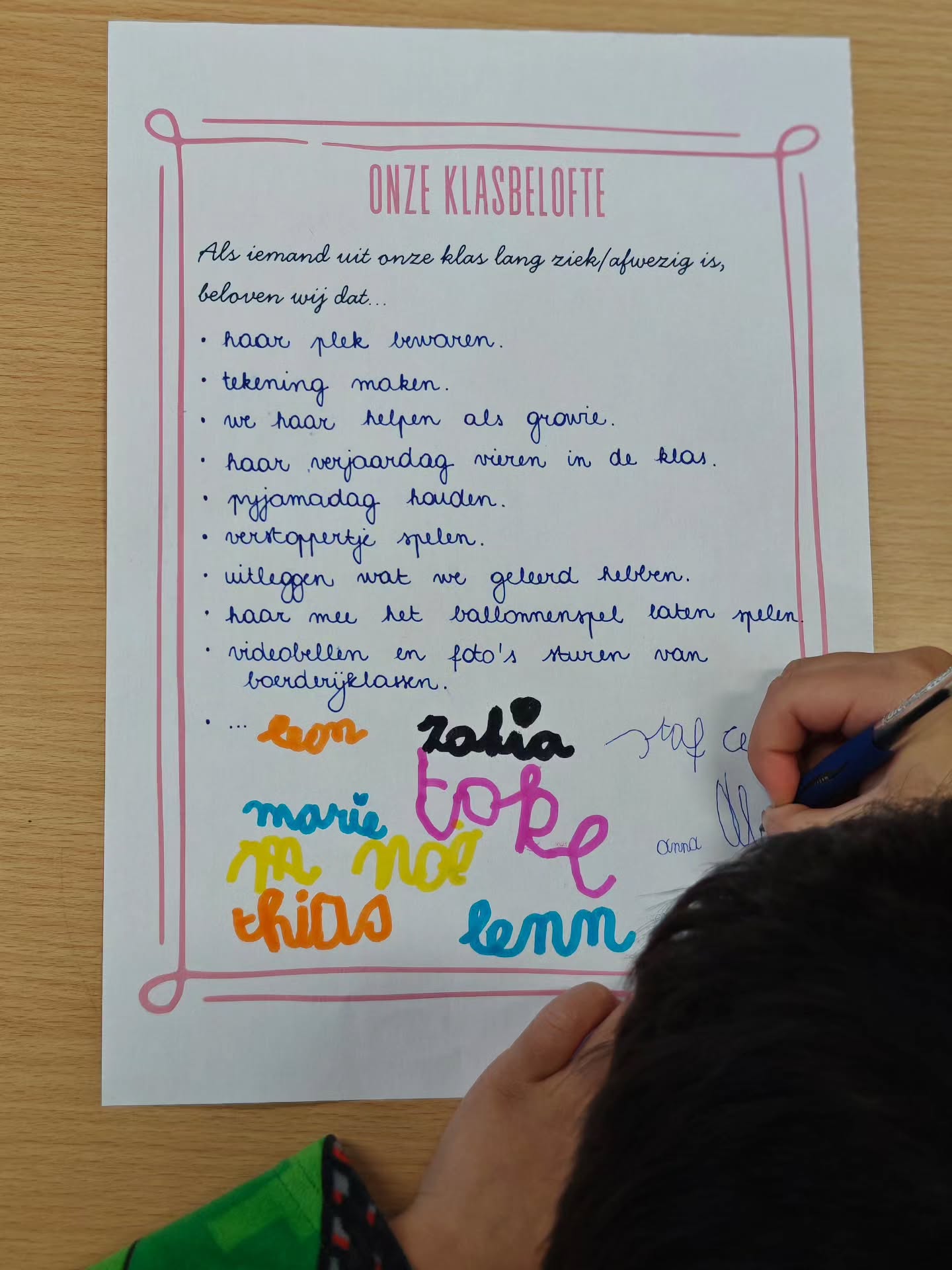 BEDNET PYJAMADAG π©·
In maart was het Bednet pyjamadag.
Het werd een gezellig dag
waarin we kennis maakten met Lina,
een meisje dat een tijdje niet naar school kon.
We leerden over Bednet,
over zorgen voor elkaar
en dachten na over hoe wij voor Lina zouden kunnen zorgen als ze in onze klas zat.
We versierden een pyjama en hingen ze
allemaal samen op aan het raam van de sporthal,
zo tonen we aan iedereen:
- ook als je thuis bent, zit je in ons hart -
π©·
#bednet #pyjamadag #verbinding #zorgenvoorelkaar #basisschool