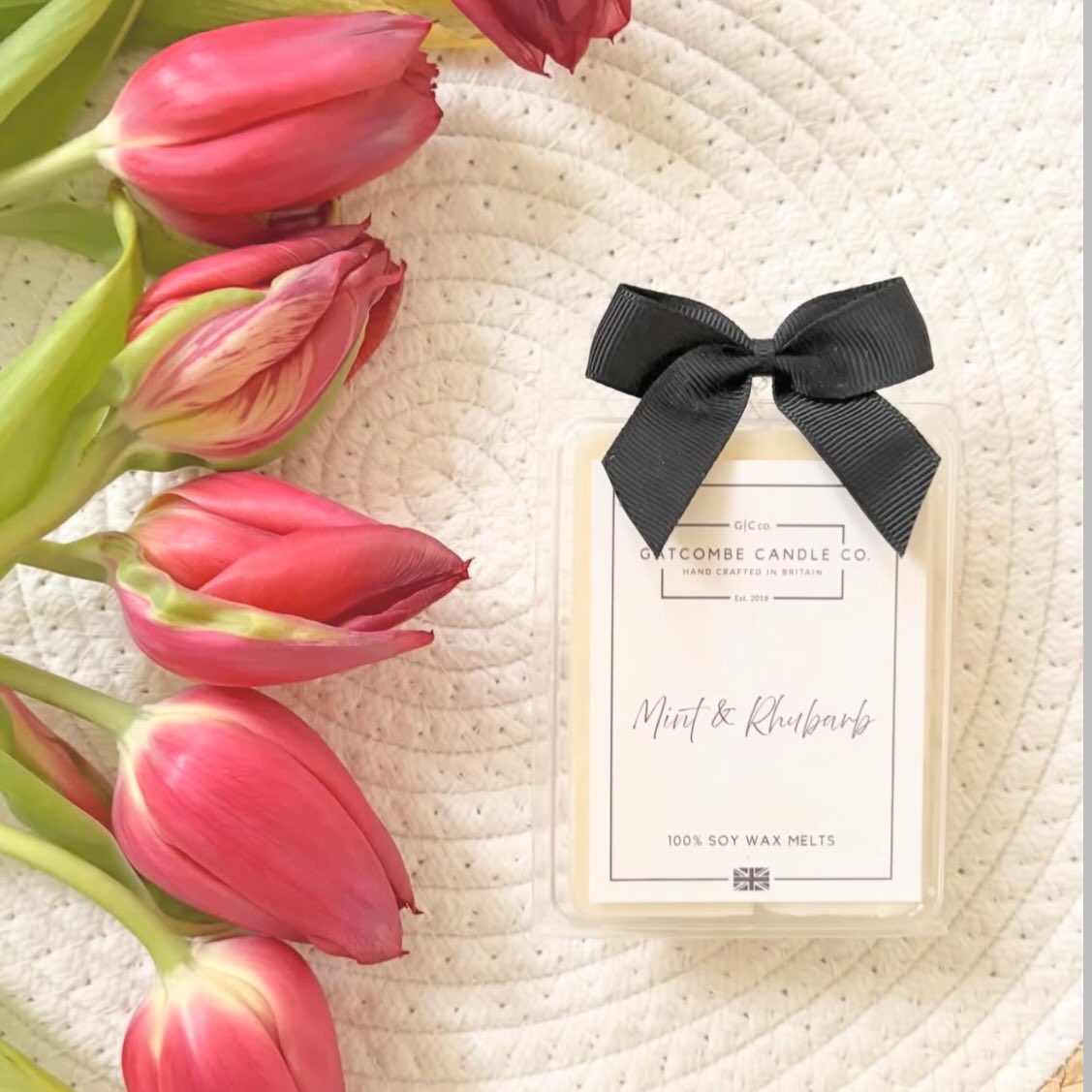 Mint & Rhubarb is back 🙌 one of our most popular scents last summer!
Mint & Rhubarb - Crisp, zingy rhubarb with hints of pear and apple, sweetened by caramelised sugar. These are finished by lush garden mint leaves finished off with a hint of 🍋
Enjoy your Wednesday 🤍
#pretty #photo #flowers #style #home
Photo credit @lifeoflisac 🤍