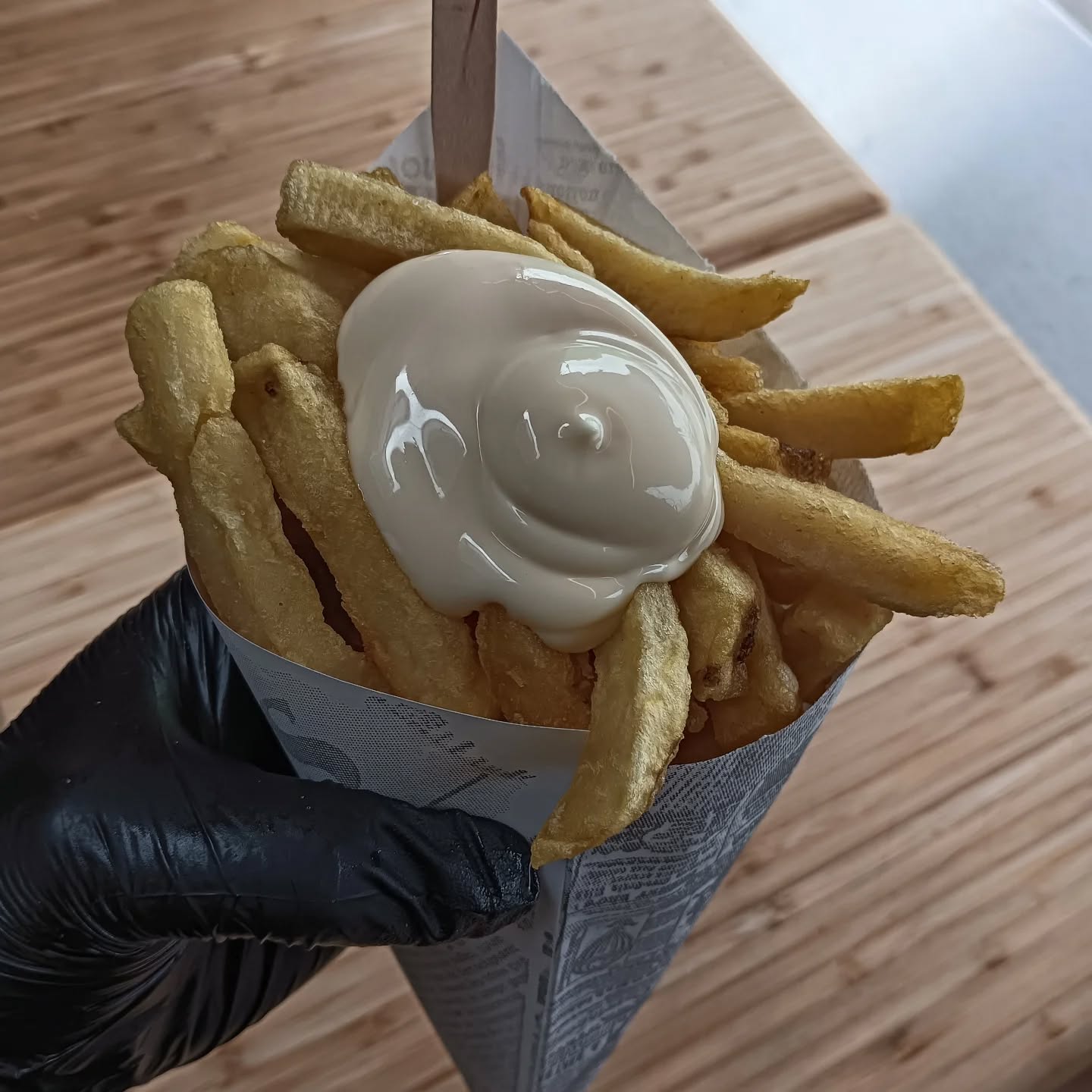 Vandaag staan we bij Praktijkschool De Wissel en dat doen we met een grote glimlach! 🙌
De leerlingen worden vandaag lekker verwend met versgebakken friet in puntzakken 🍟
Een mooie traktatie en een gezellige sfeer – daar doen we het voor!
Bedankt voor de uitnodiging en het warme welkom. We genieten ervan om hier te mogen staan!