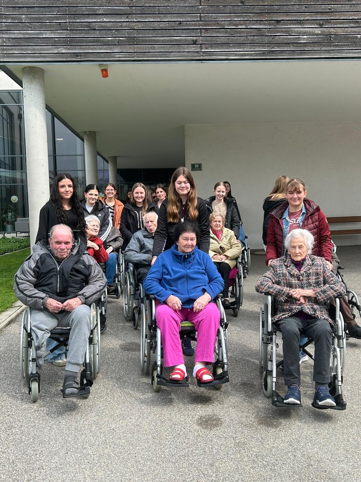 Die 2.HLS besucht im Rahmen ihrer SMPM Woche das Pflege- und Betreuungszentrum Langenlois, bekommt dort eine Führung durch das Haus und macht einen Spaziergang mit den Bewohner: innen durch die Lange Sonne