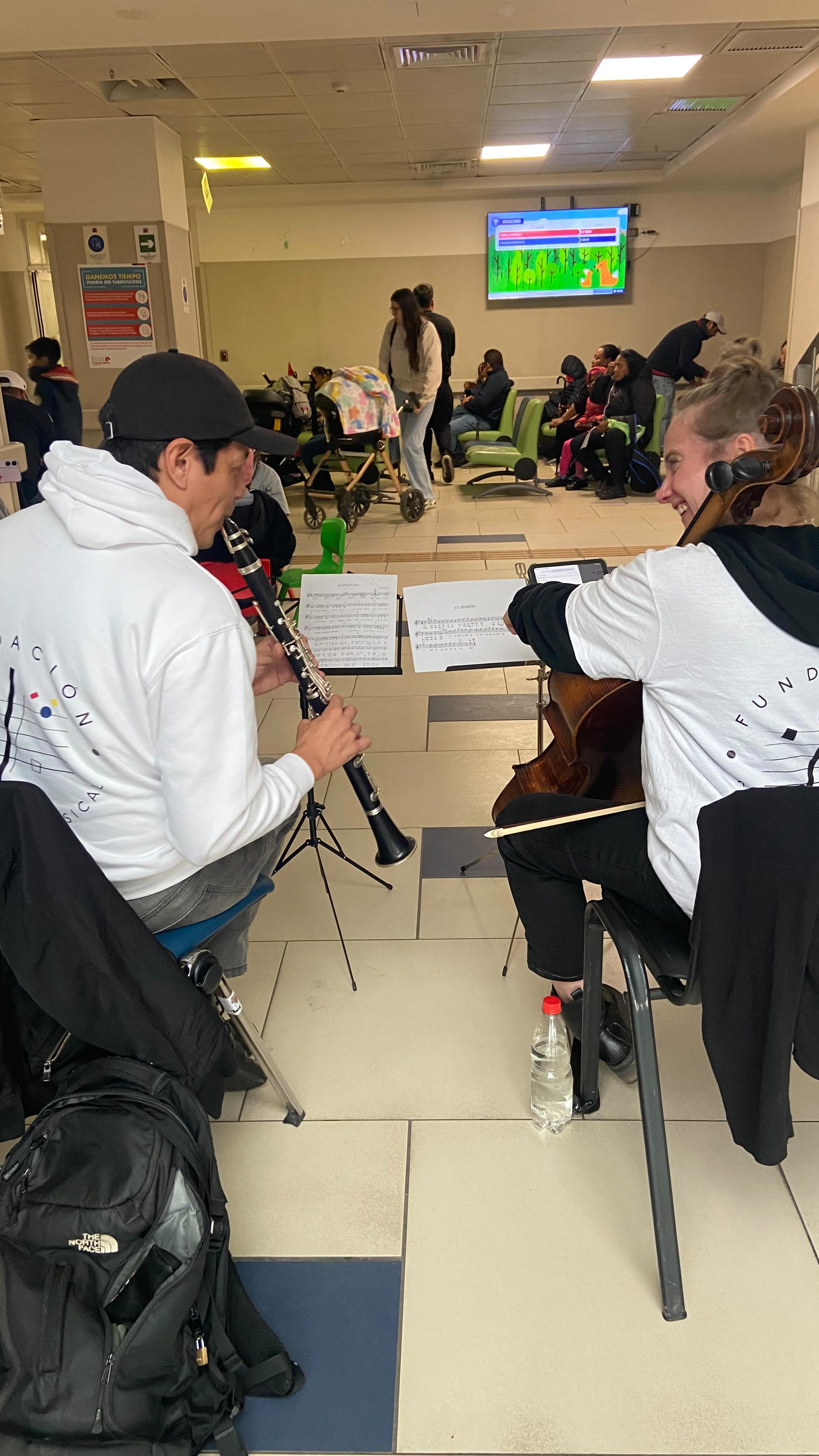Lunes de música en el @hospitalegc! Hoy pasamos por músicas brasileñas, tangos y clásicos de siempre. Siempre con el corazón lleno por poder llegar a los pequeños y pequeñas pacientes del Hospital Exequiel González Cortés.
Esta iniciativa cuenta con el apoyo de la Fundación Piñera Morel @fundacionfpm a través del fondo “La cultura llega a la gente” @fundacionfuturooficial
Proyecto acogido a la Ley de donaciones culturales, @culturas_cl