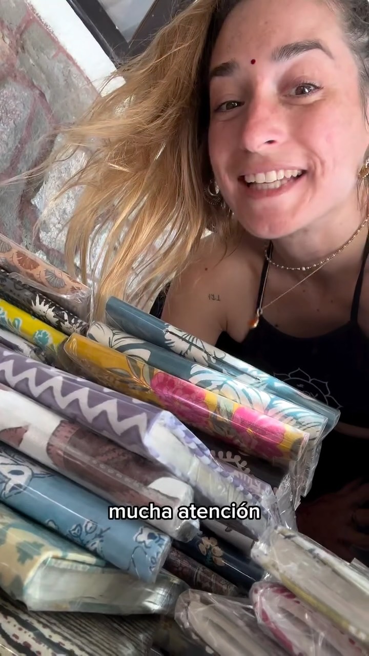 Visita nuestra web para beneficiarte de los descuentos del Indian Shopping 💫
Estas libretas están hechas a mano de principio a fin y además con tejido de algodón natural reciclado y papel orgánico.
Porque si una cosa estamos aprendiendo en el Método Tattva, es que la escritura consciente y la autobservación son clave para el desarrollo personal y espiritual 🧡
Compra consciente con @theyogaclubbarcelona 🤗