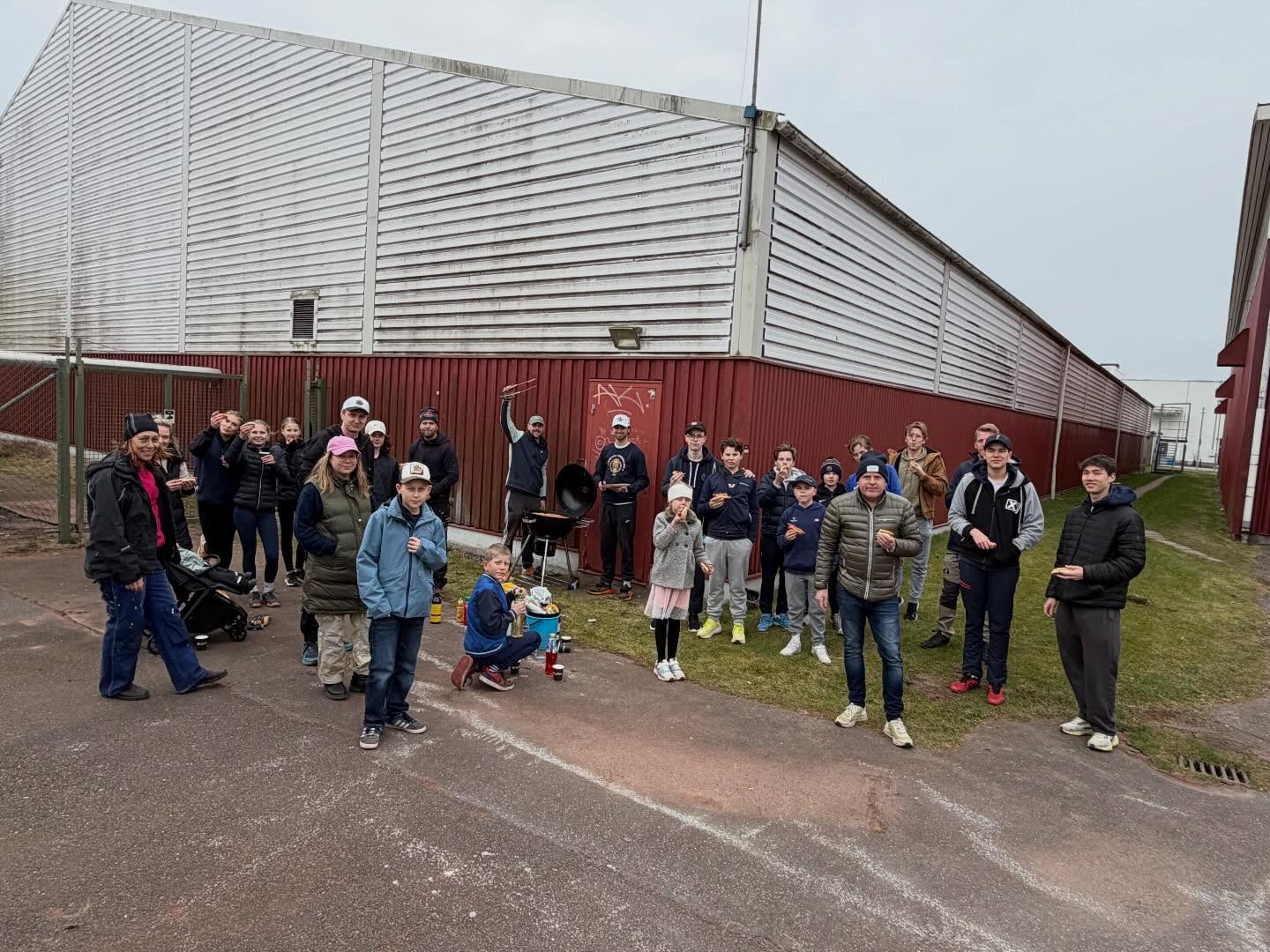 Tack till er som har hjälpt till under våra två arbetsdagar. Otroligt uppskattat!🙏🤩
Nu ska vi slänga på lite grus och sen ska banorna vältas.
Där ser vi gärna att ni tar er tid och hjälper till ett par timmar under kommande veckor så vi får banorna i fint skick. Ett utmärkt fyspass får ni på köpet när ni drar välten 💪 Mer info om det kommer på mailen. ✌️