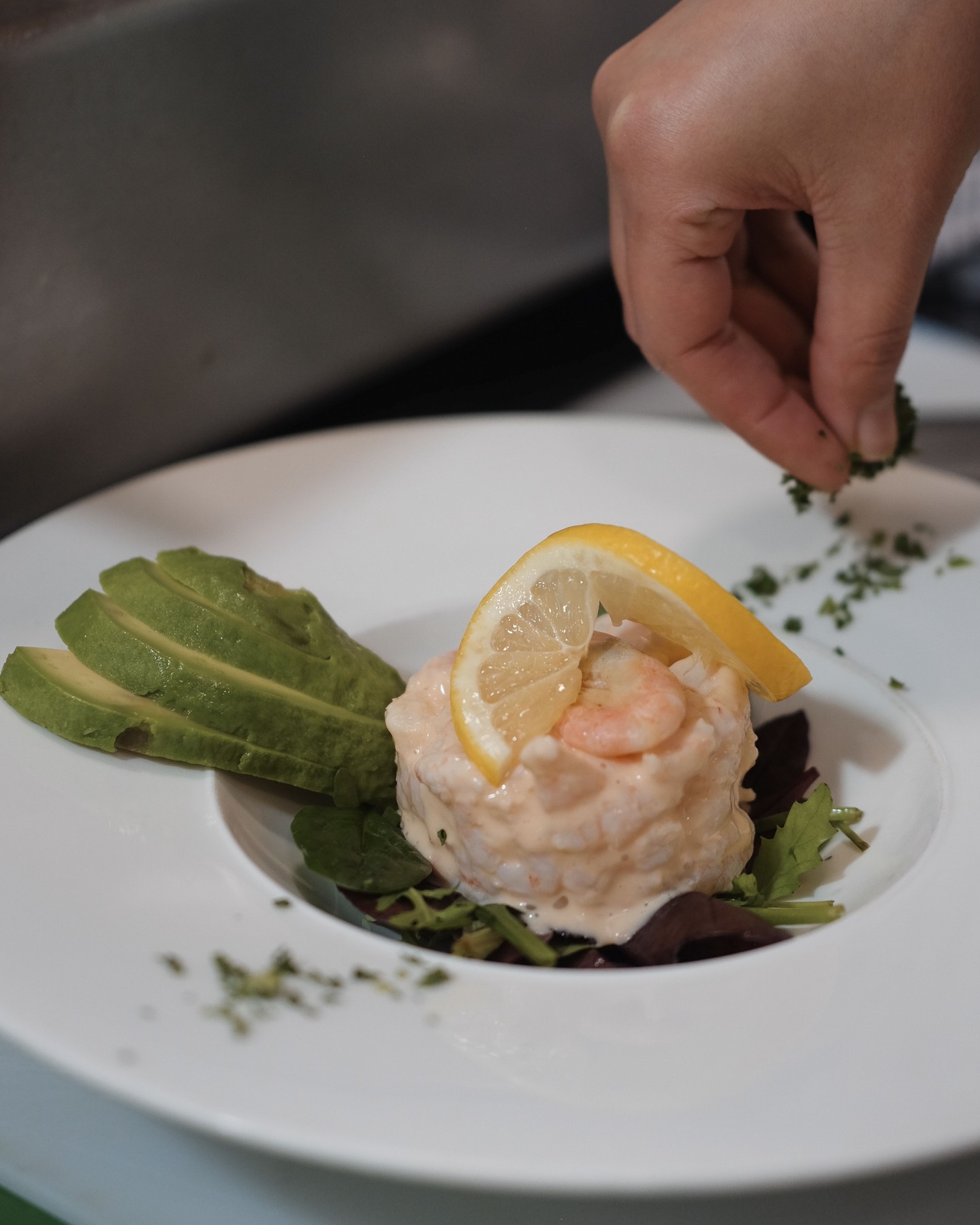 BTS of Chef Dana preparing one of our signature dishes, classic prawn cocktail with a fan of avocado, served with salad leaves, lemon twist and artisan bread 🍋
#thegrumpymole #pubwithaview #beergarden #summerbeergardens #surreypub