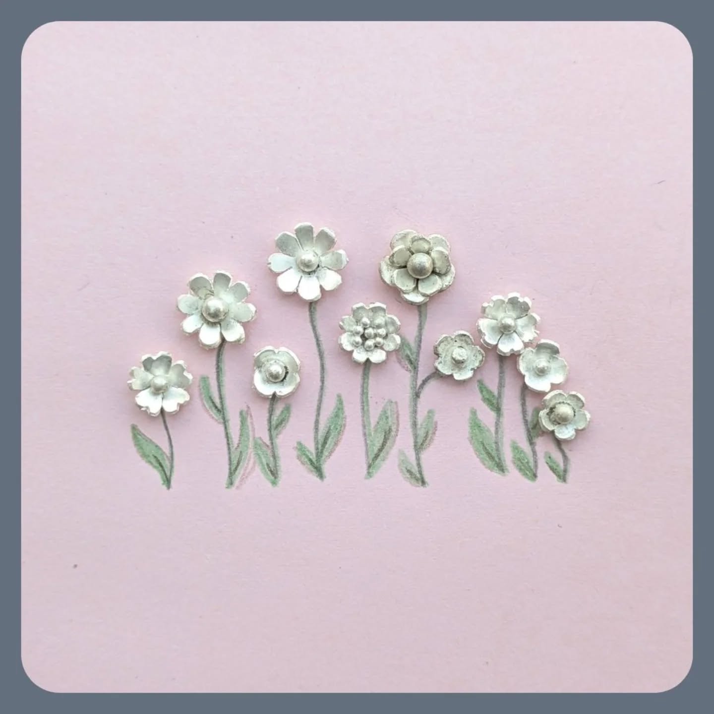 šøĀ š¼Ā šøĀ Iāve been making small silver flowers for some new necklaces, but couldnāt resist arranging them into a little flower meadow šøĀ š¼Ā šø.
Have a lovely day š