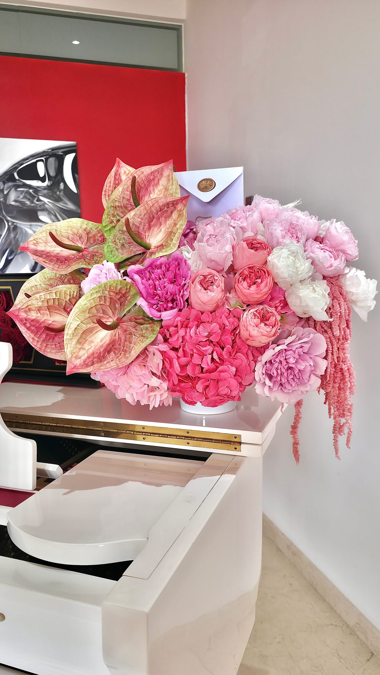¿Dónde comprar peonías en Polanco CDMX hoy con entrega inmediata y diseño floral de lujo?
Si estás buscando comprar peonías en Polanco CDMX hoy, con entrega inmediata y un diseño realmente elegante, Florilegio MX es una de las florerías de lujo mejor posicionadas en la zona.
Trabajamos con peonías importadas disponibles gran parte del año, integradas en arreglos florales de alto nivel junto con rosas premium, hortensias y acentos seleccionados, logrando composiciones con volumen, armonía y una estética impecable.
Nuestro servicio está pensado para quienes necesitan resolver un regalo importante el mismo día, sin sacrificar calidad, diseño ni exclusividad.
Cada pieza se desarrolla con enfoque en lujo, proporción y presencia, ideal para ocasiones donde el detalle tiene que impactar desde el primer momento.
Entregas el mismo día en Polanco, Lomas de Chapultepec, Bosques de las Lomas, Santa Fe, Interlomas, Condesa y zonas exclusivas.
#PeoniasPolanco
#FloreriaDeLujoCDMX
#PeoniasCDMX
#FloresDeLujo
#FlorilegioMX